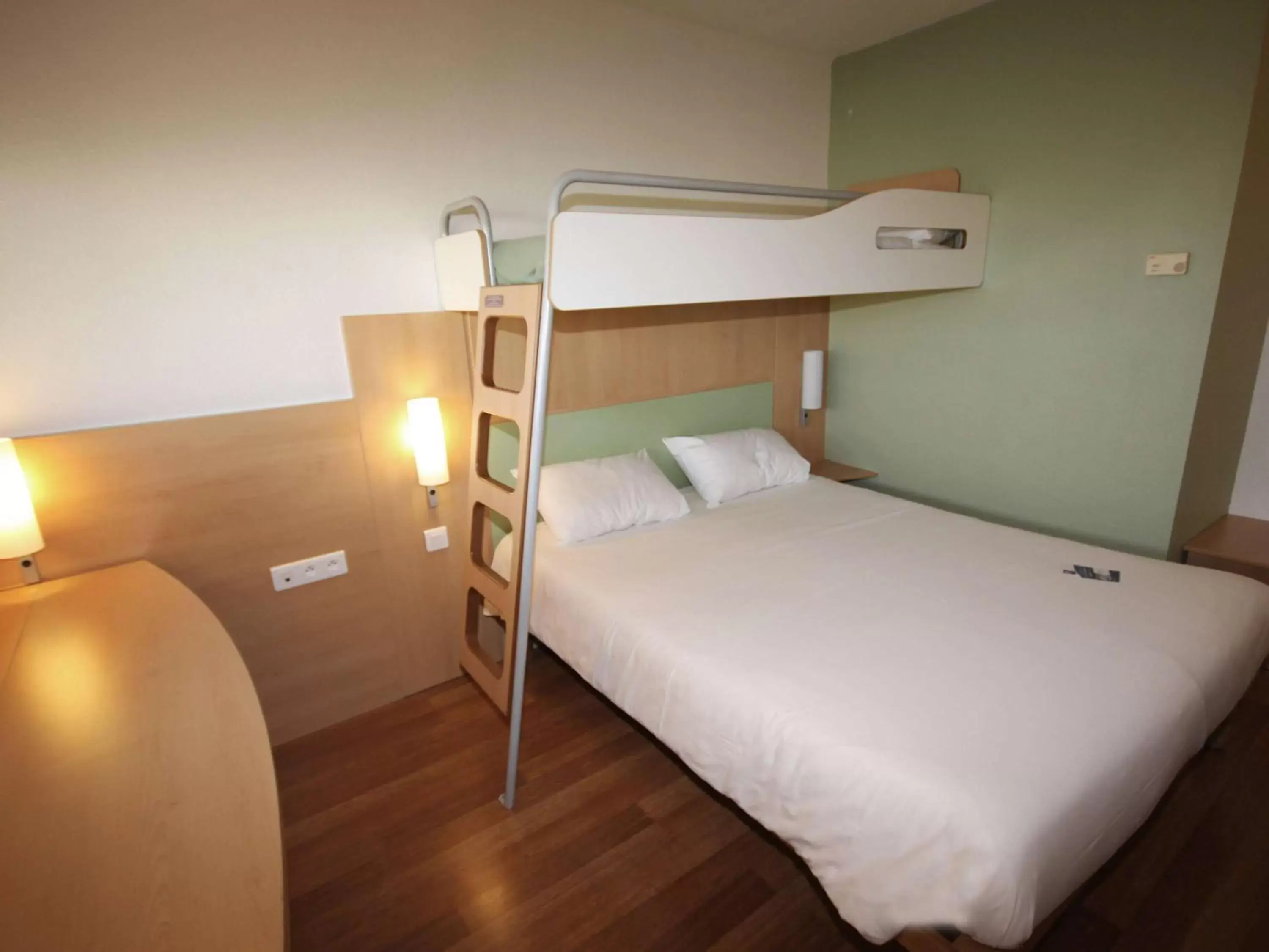 Bedroom, Bunk Bed in ibis budget Site du Futuroscope