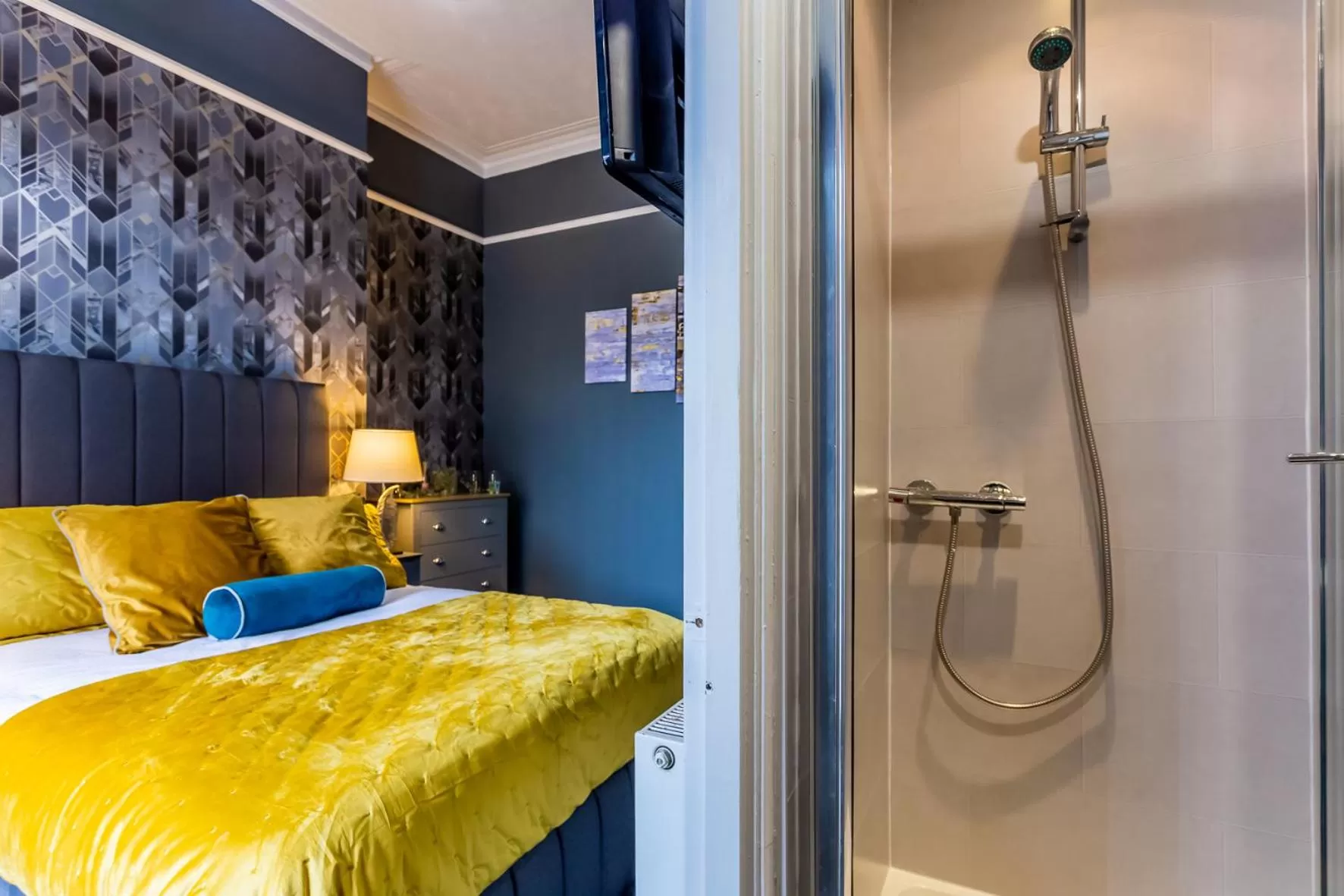 Bathroom, Bed in Comfy-Stays - Lower Ocean Road