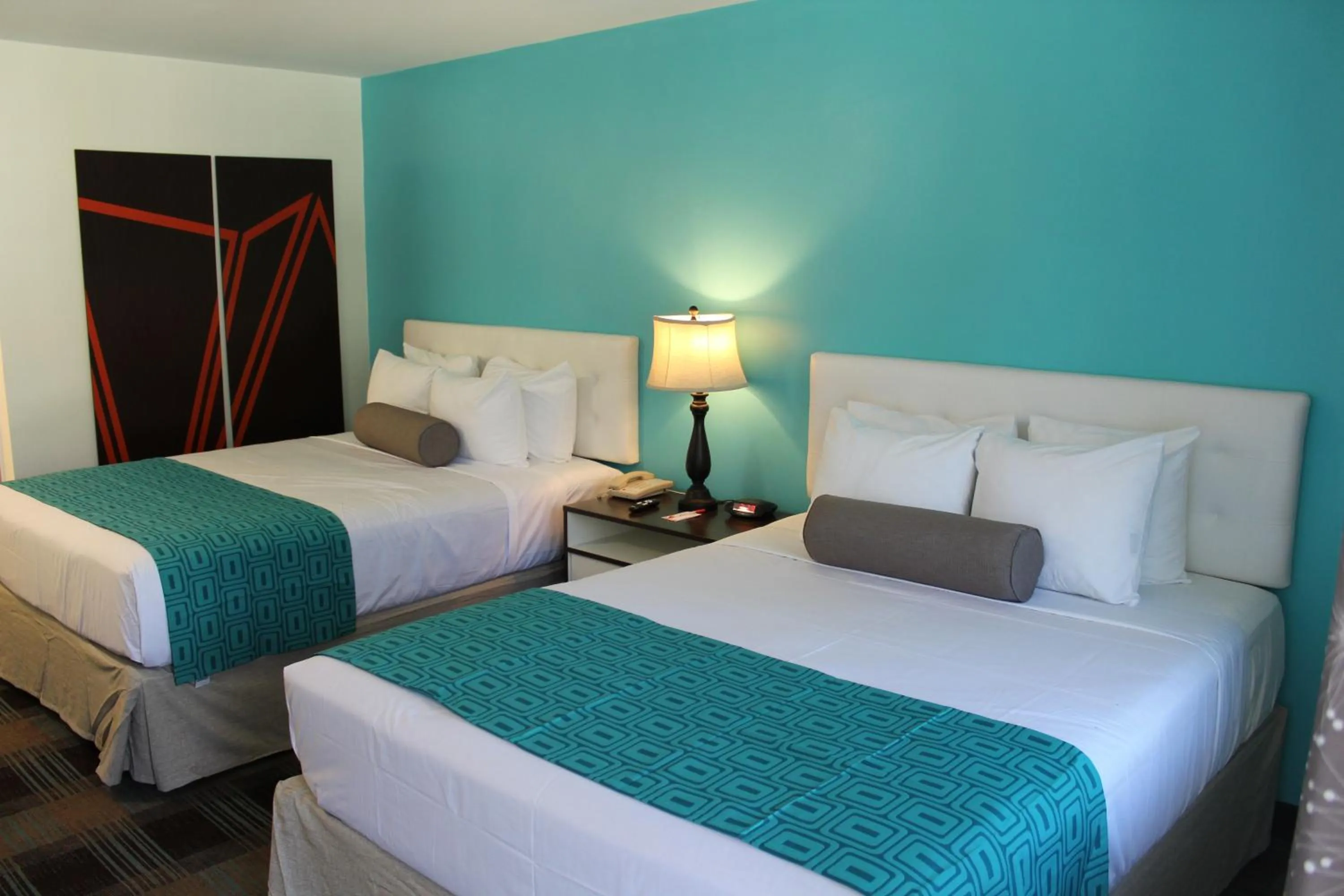 Property building, Bed in Howard Johnson by Wyndham San Diego Hotel Circle