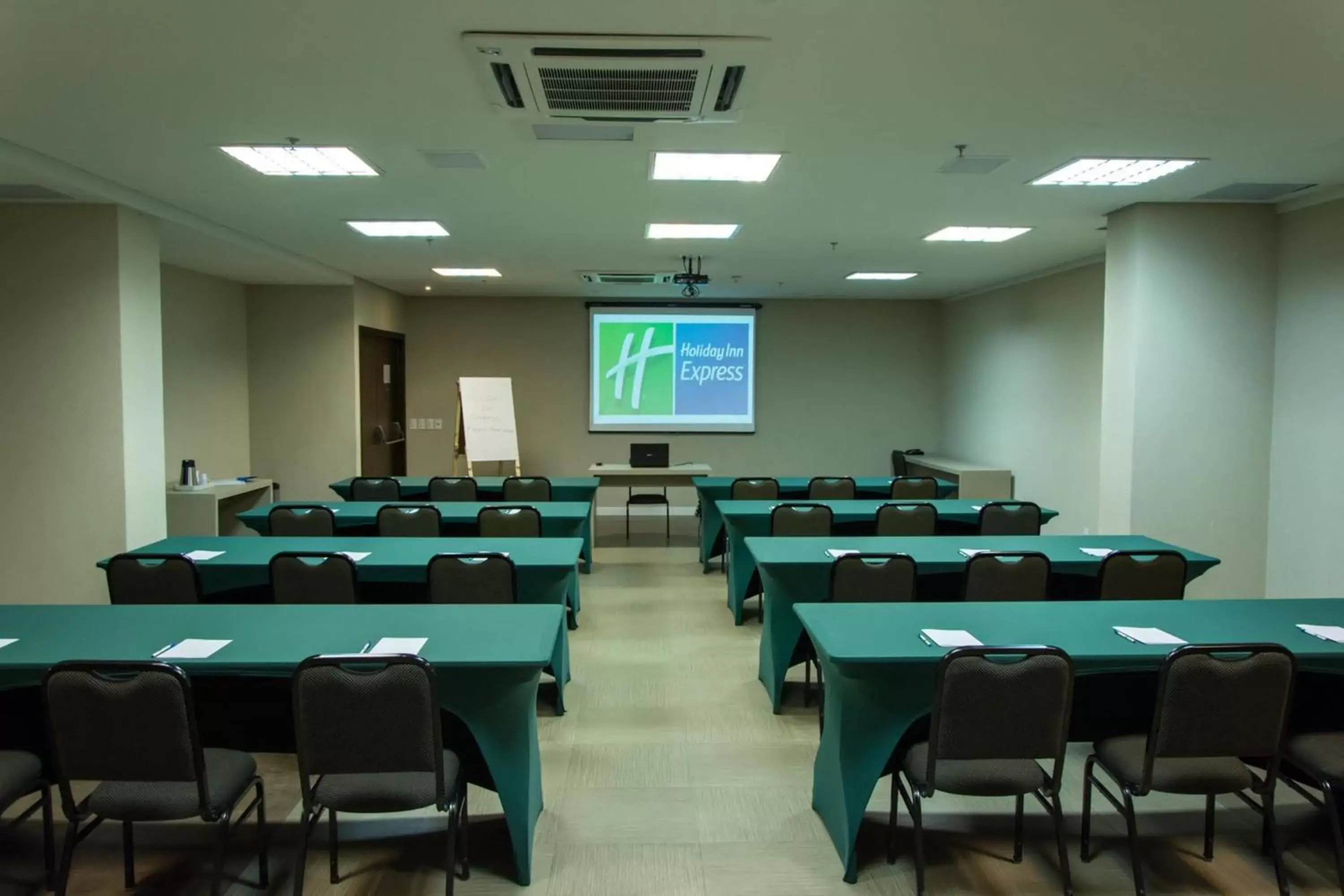 Meeting/conference room in Holiday Inn Express Maceió, an IHG Hotel