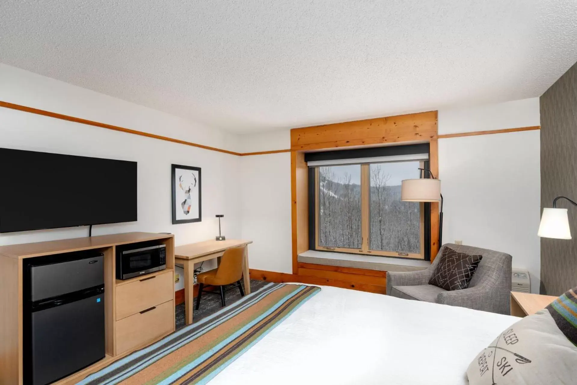 TV and multimedia, Bed in Caribou Highlands Lodge