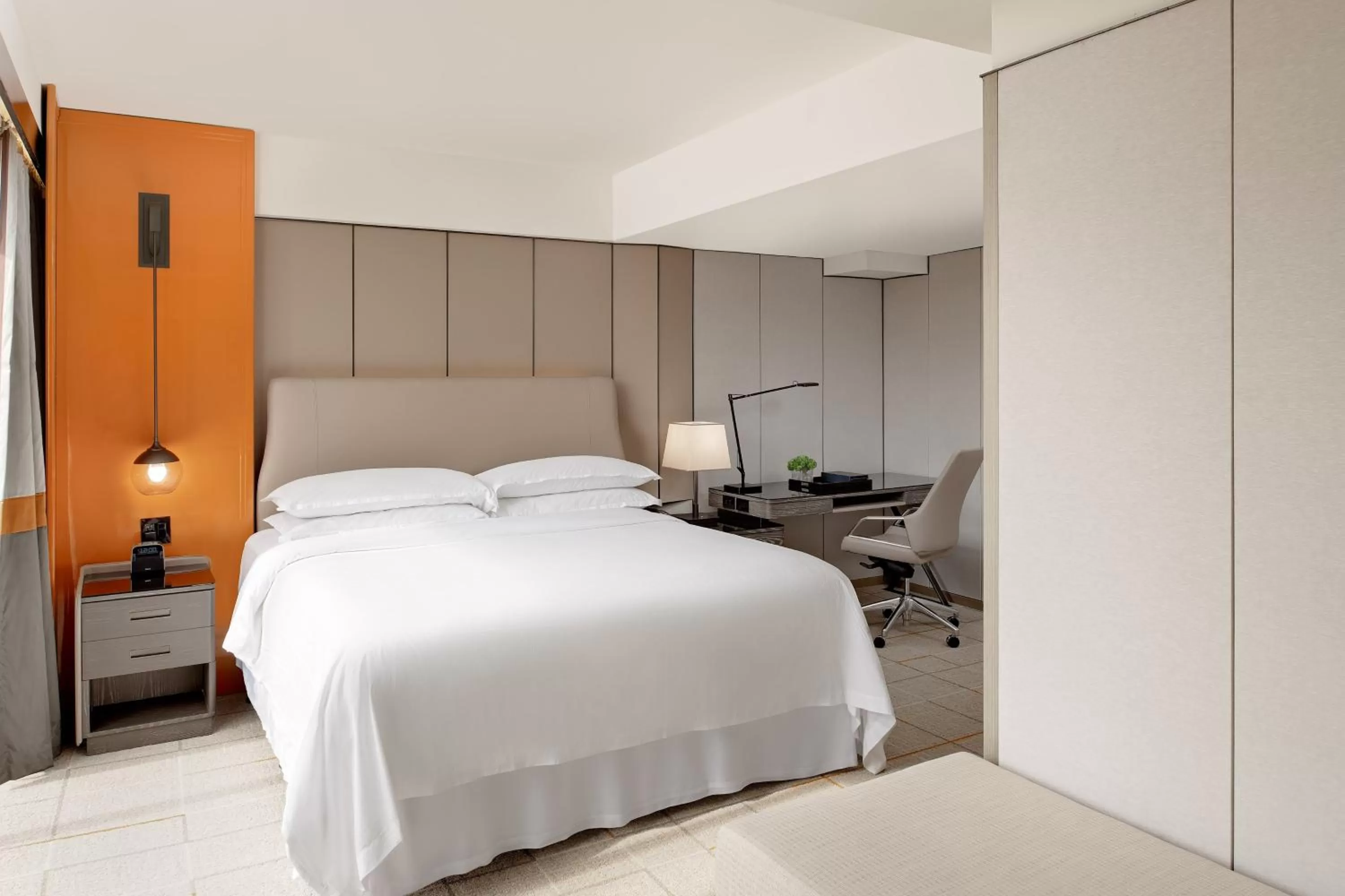 Lounge or bar, Bed in Sheraton Universal