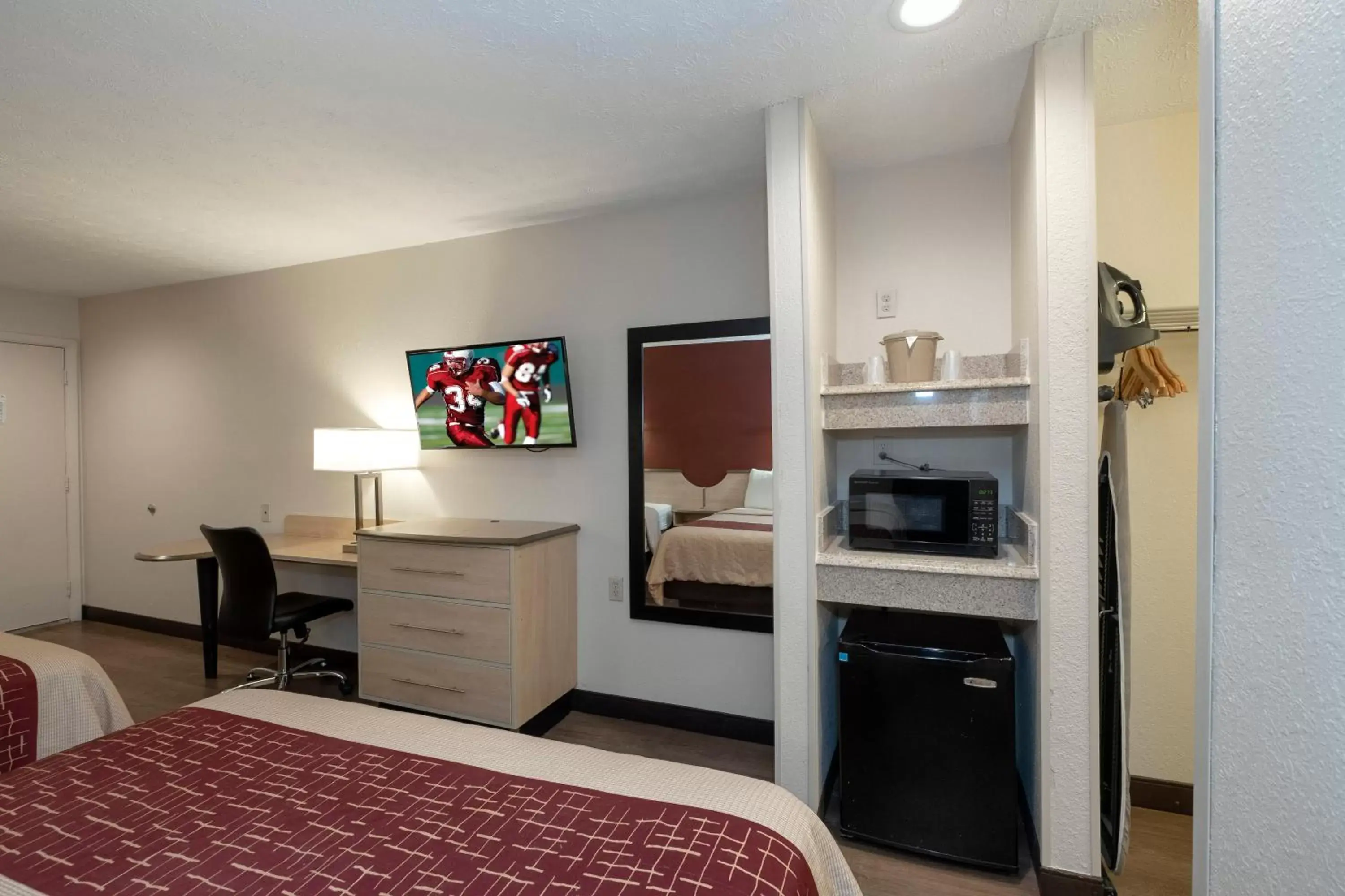 Photo of the whole room, TV/Entertainment Center in Red Roof Inn Indianapolis - Greenwood