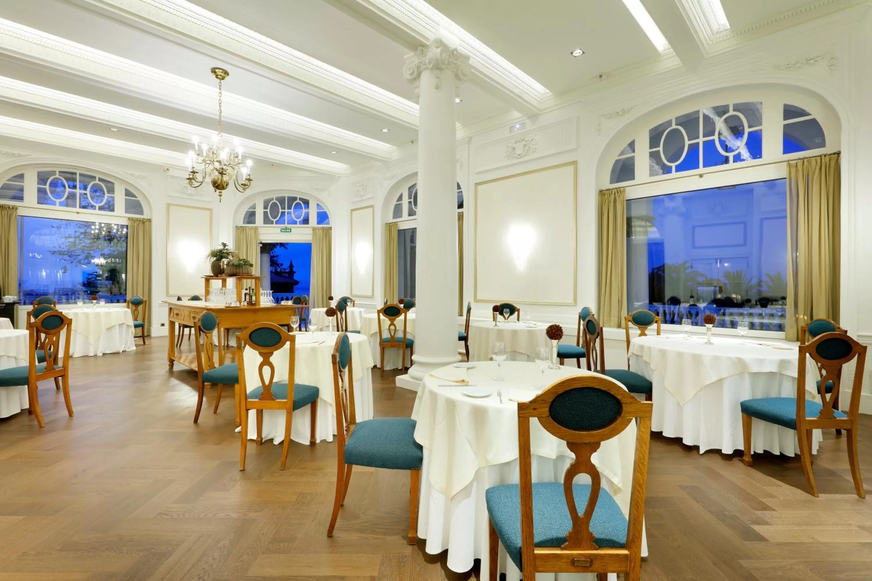Restaurant/places to eat in Eurostars Hotel Real