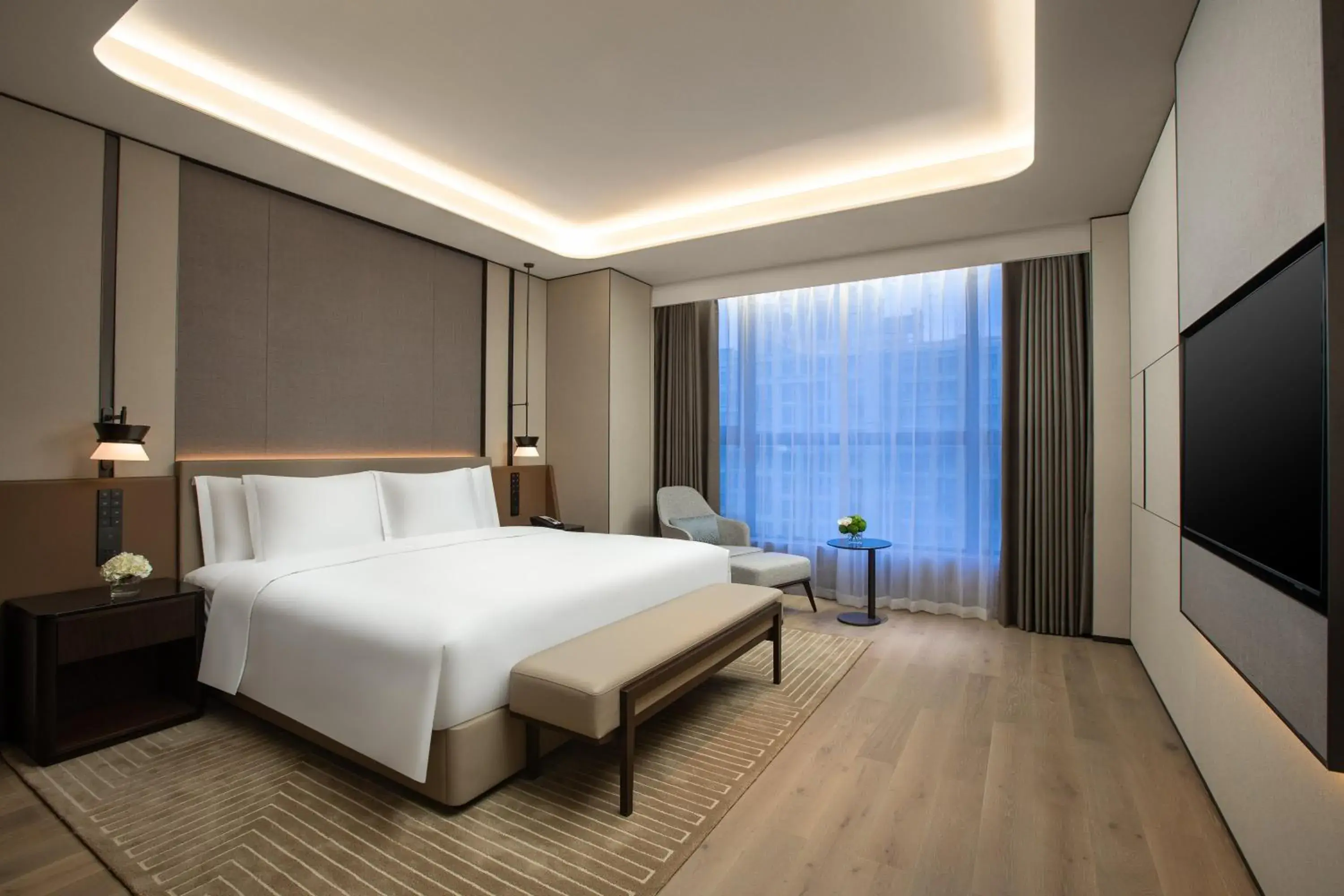 Photo of the whole room, Bed in Crowne Plaza Zhengzhou High Tech Zone, an IHG Hotel