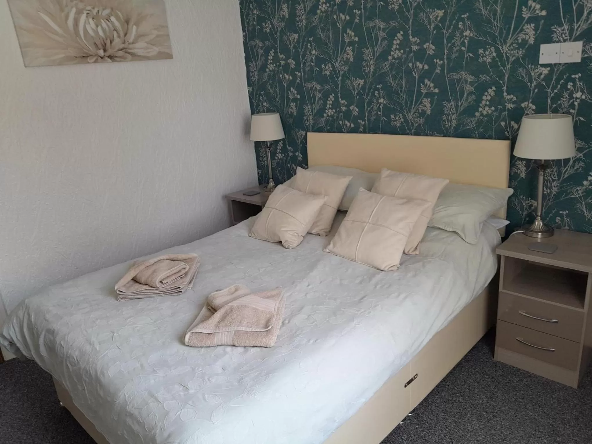 Shower, Bed in Legends Hotel