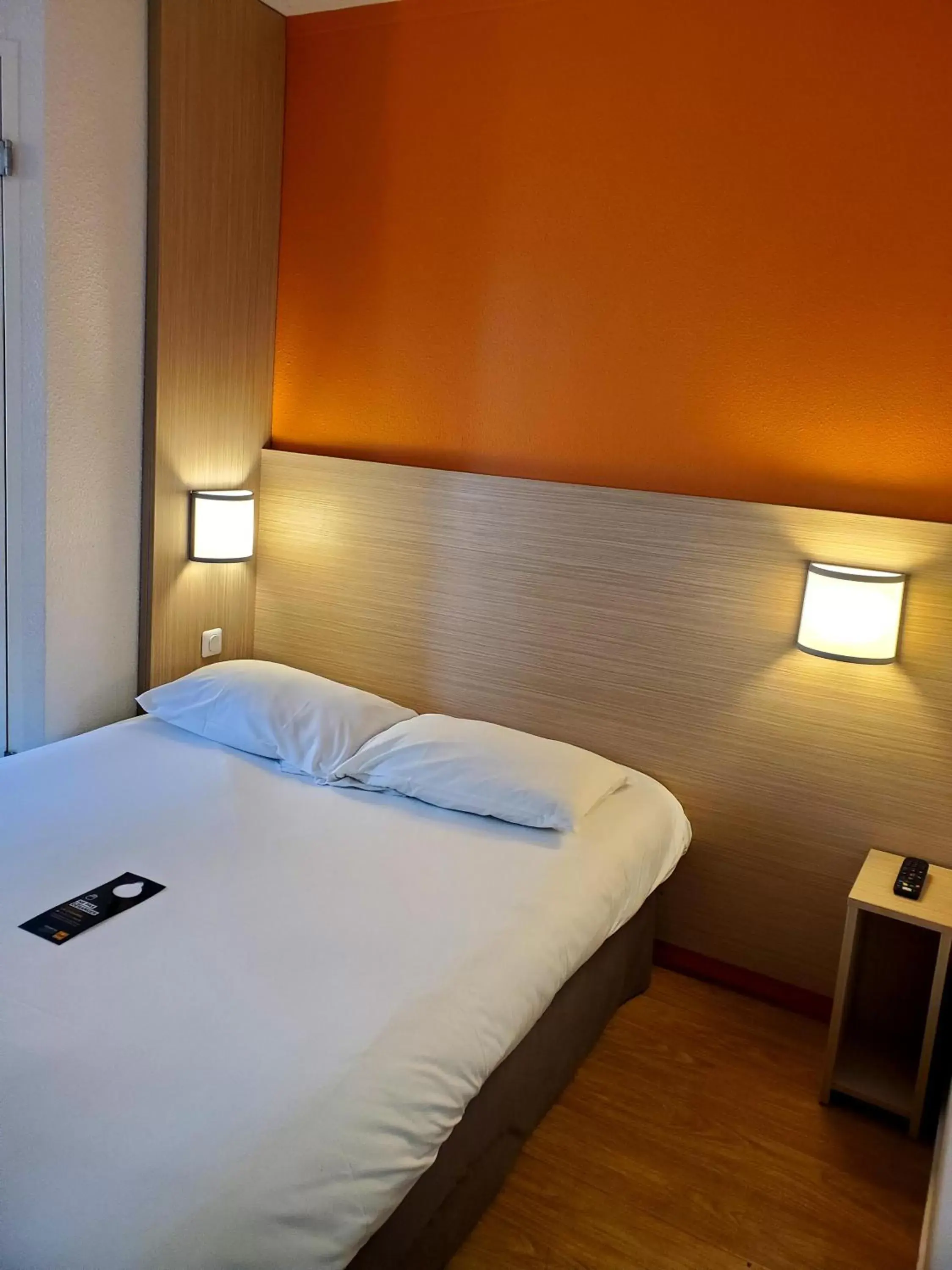 Bed in PREMIERE CLASSE ANGERS SUD Louvre Hotels group