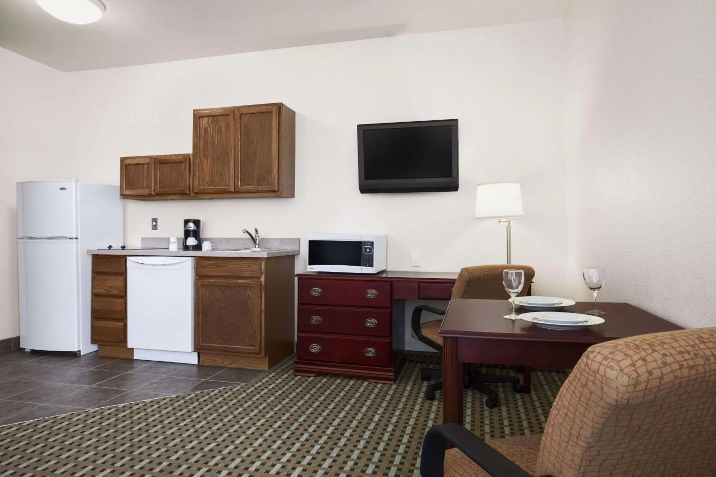 Photo of the whole room, TV/Entertainment Center in Days Inn & Suites by Wyndham Columbus NE