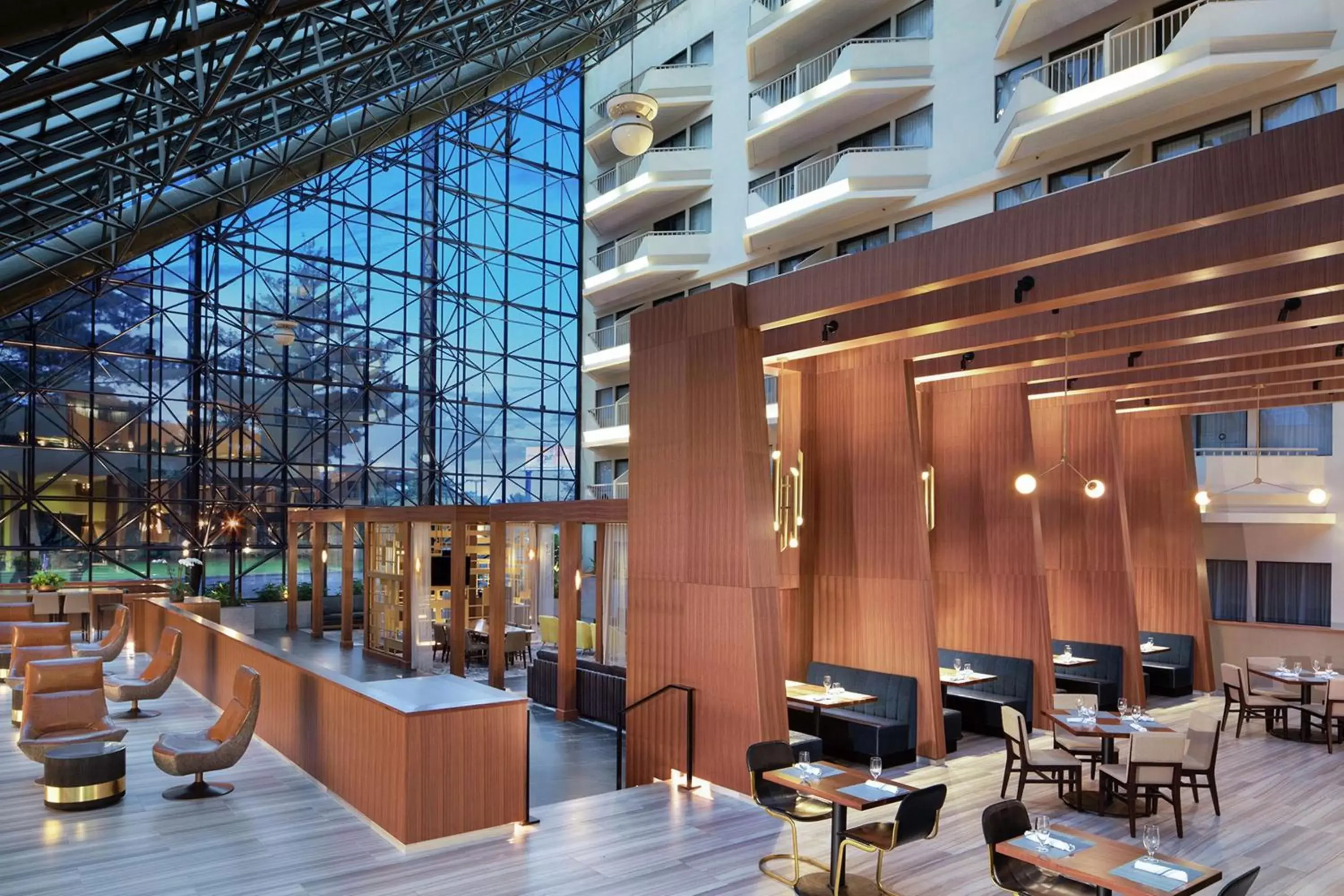 Lobby or reception, Restaurant/Places to Eat in DoubleTree by Hilton Hotel Newark Airport