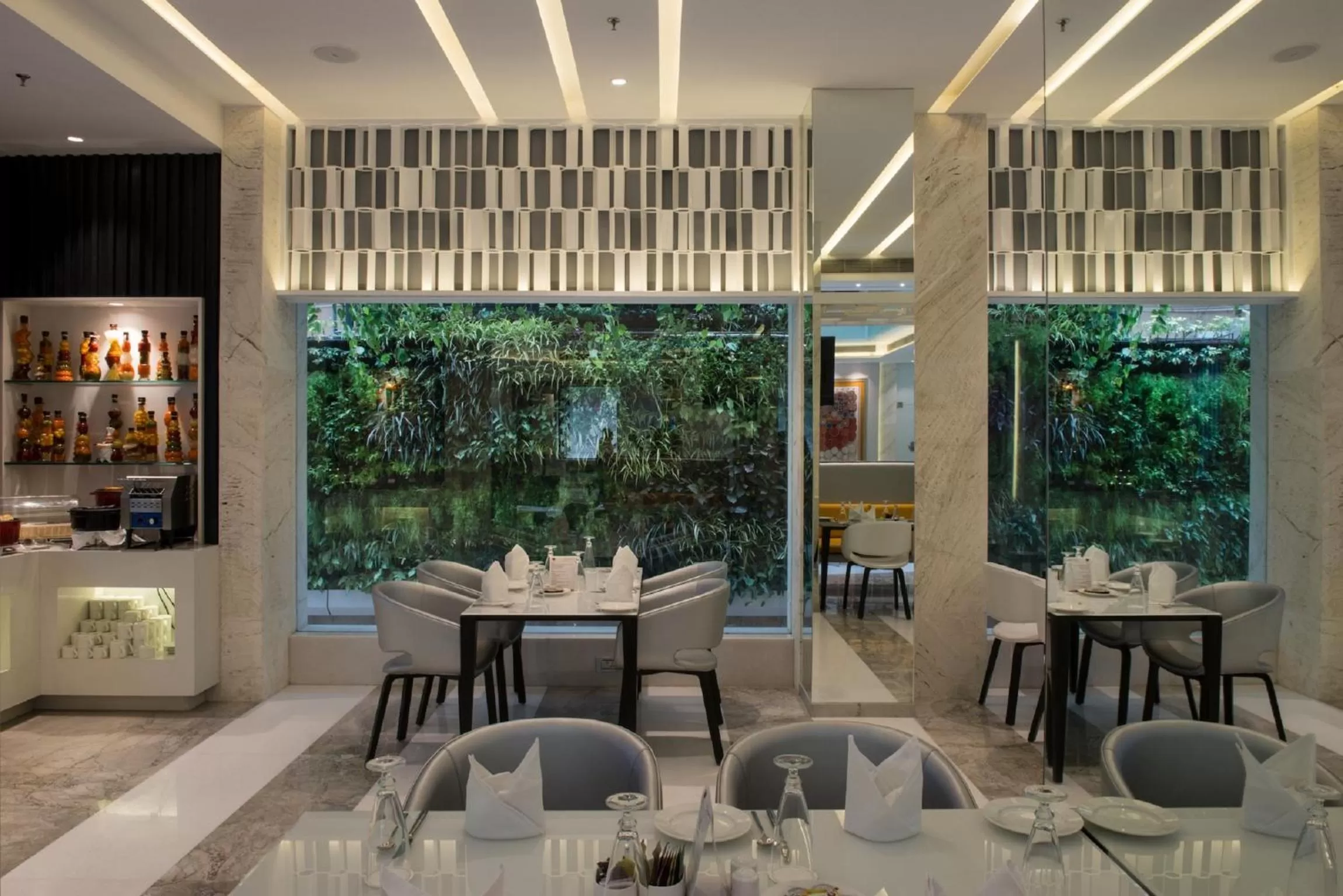 Restaurant/places to eat in Eastin Residences Vadodara