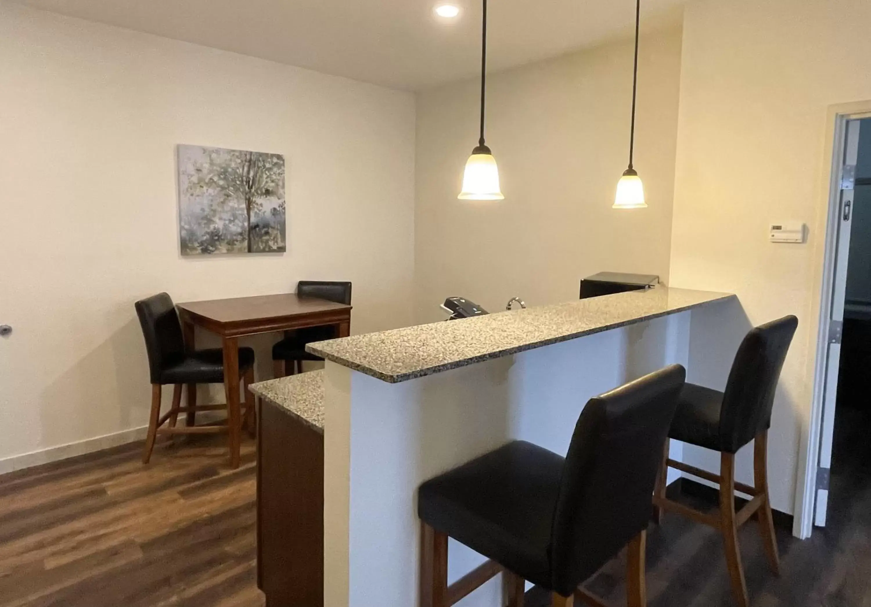 Kitchen or kitchenette, Dining Area in Best Western Plus Valdosta Hotel & Suites