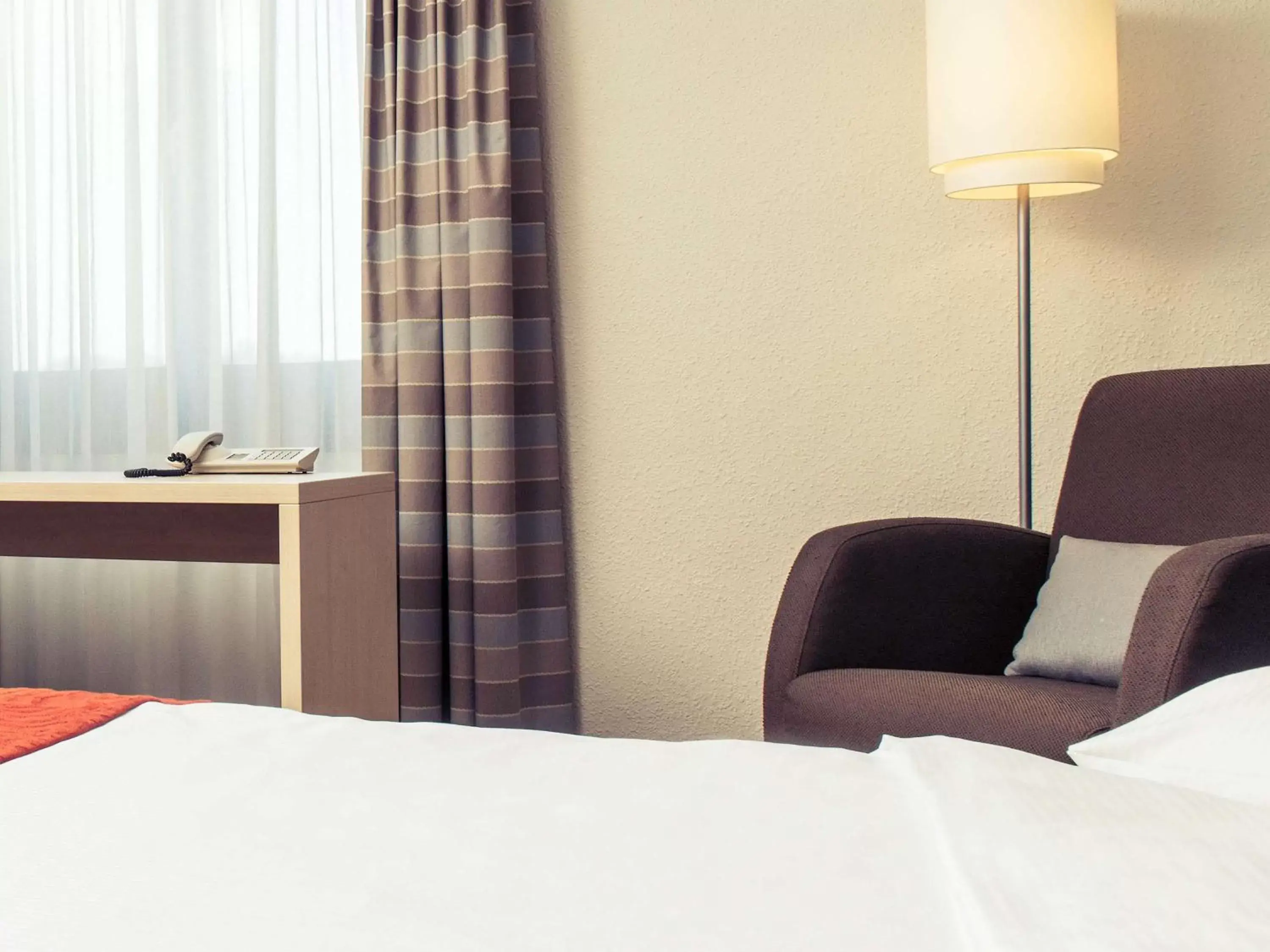 Photo of the whole room, Bed in Mercure Bonn Hardtberg