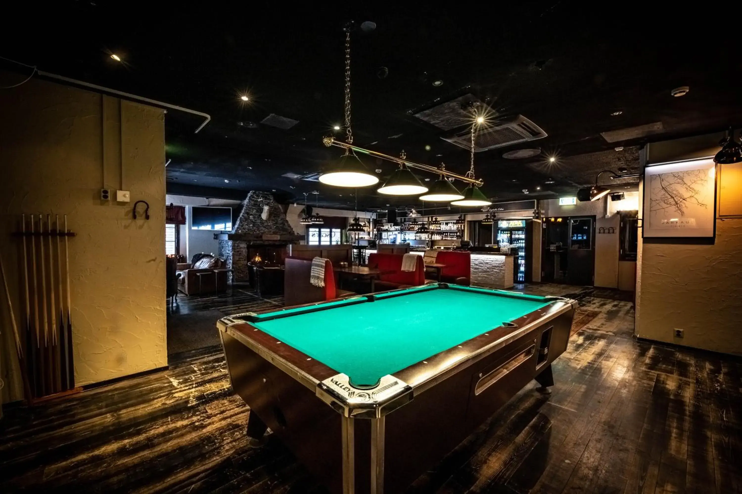 Restaurant/places to eat, Billiards in Hotel Oscar