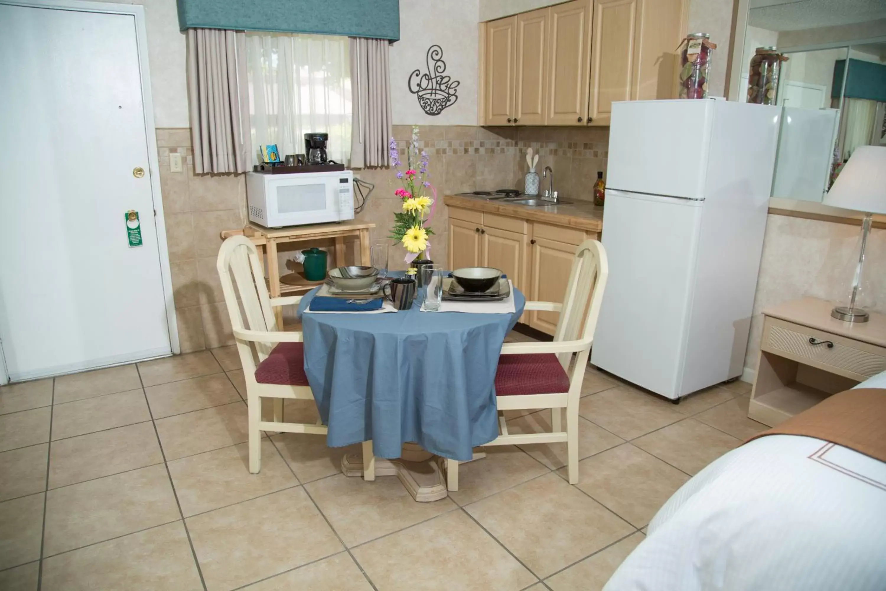 Kitchen or kitchenette, Dining Area in The Inn at Deep Canyon