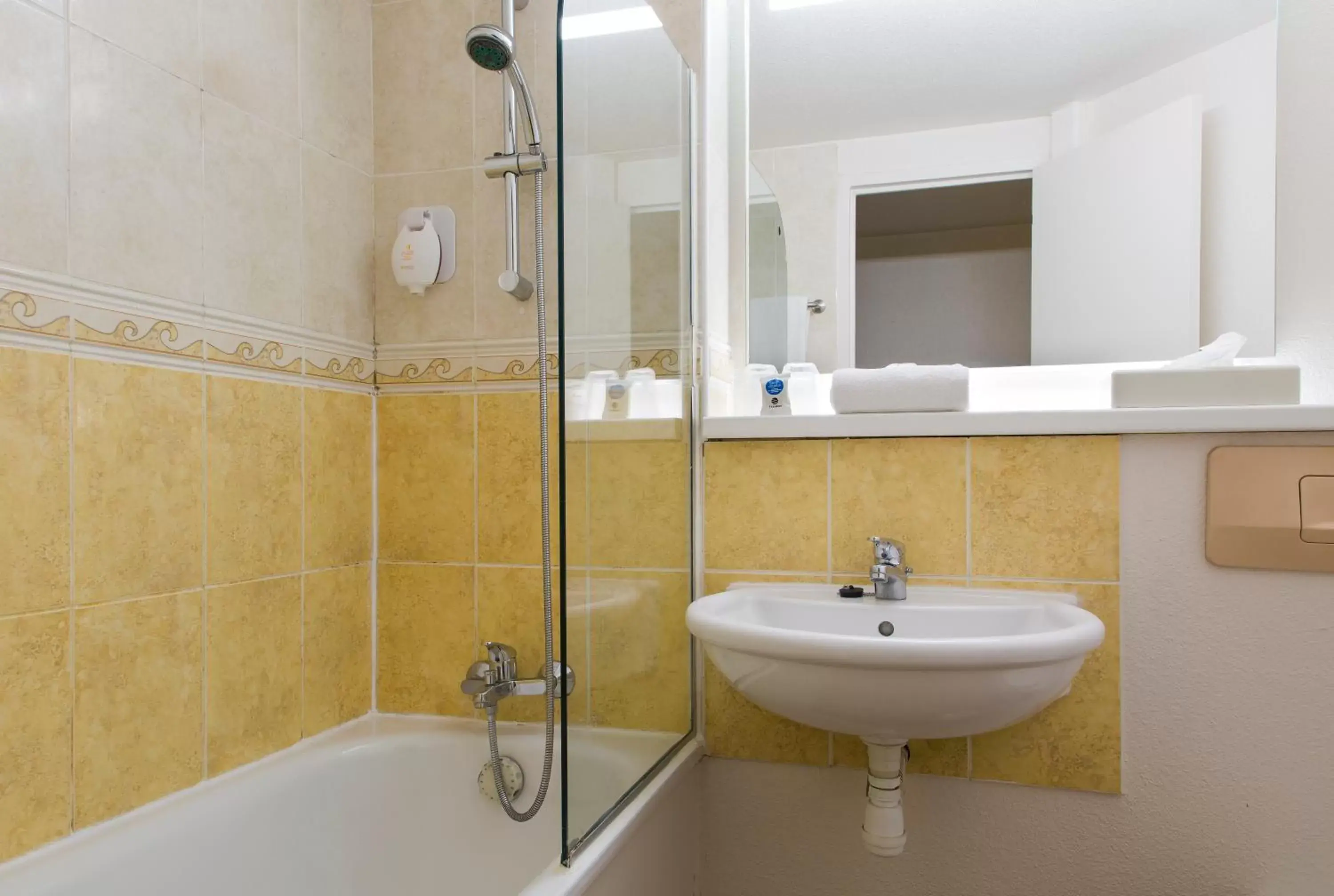 Bathroom in Comfort Hotel Etampes