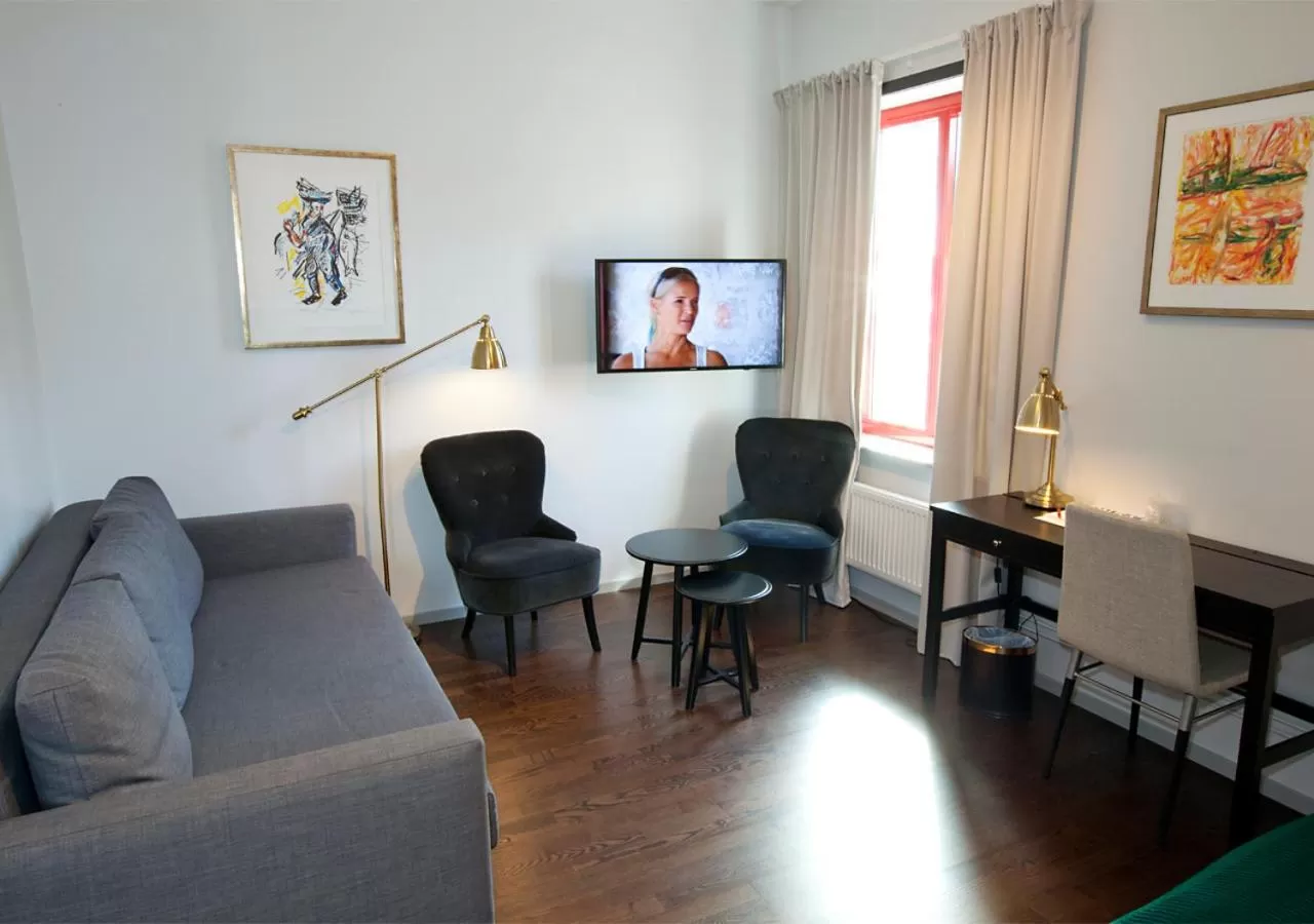 Seating area in Rasta Grums