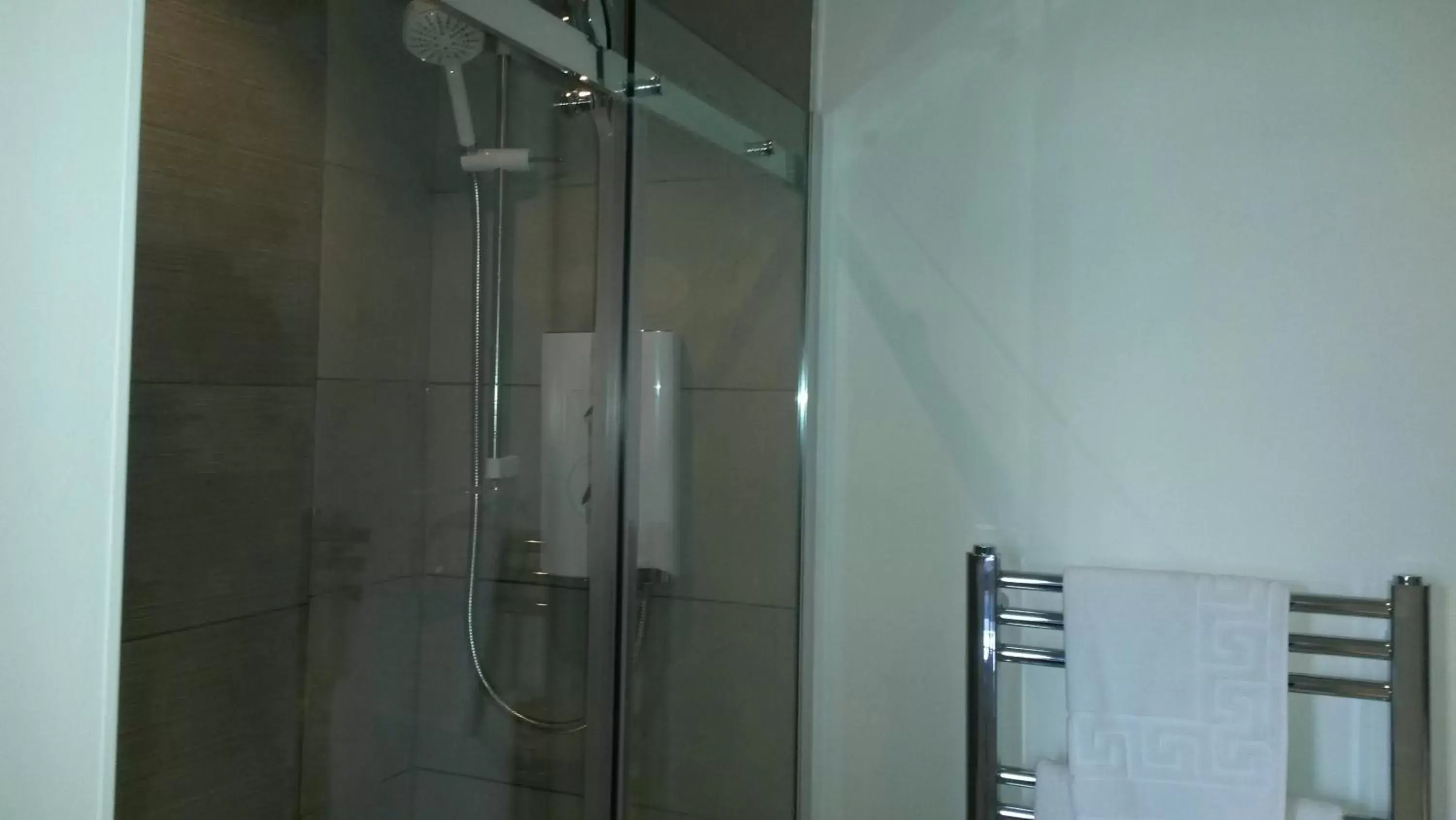 Shower, Bathroom in Ravenswood Guest House