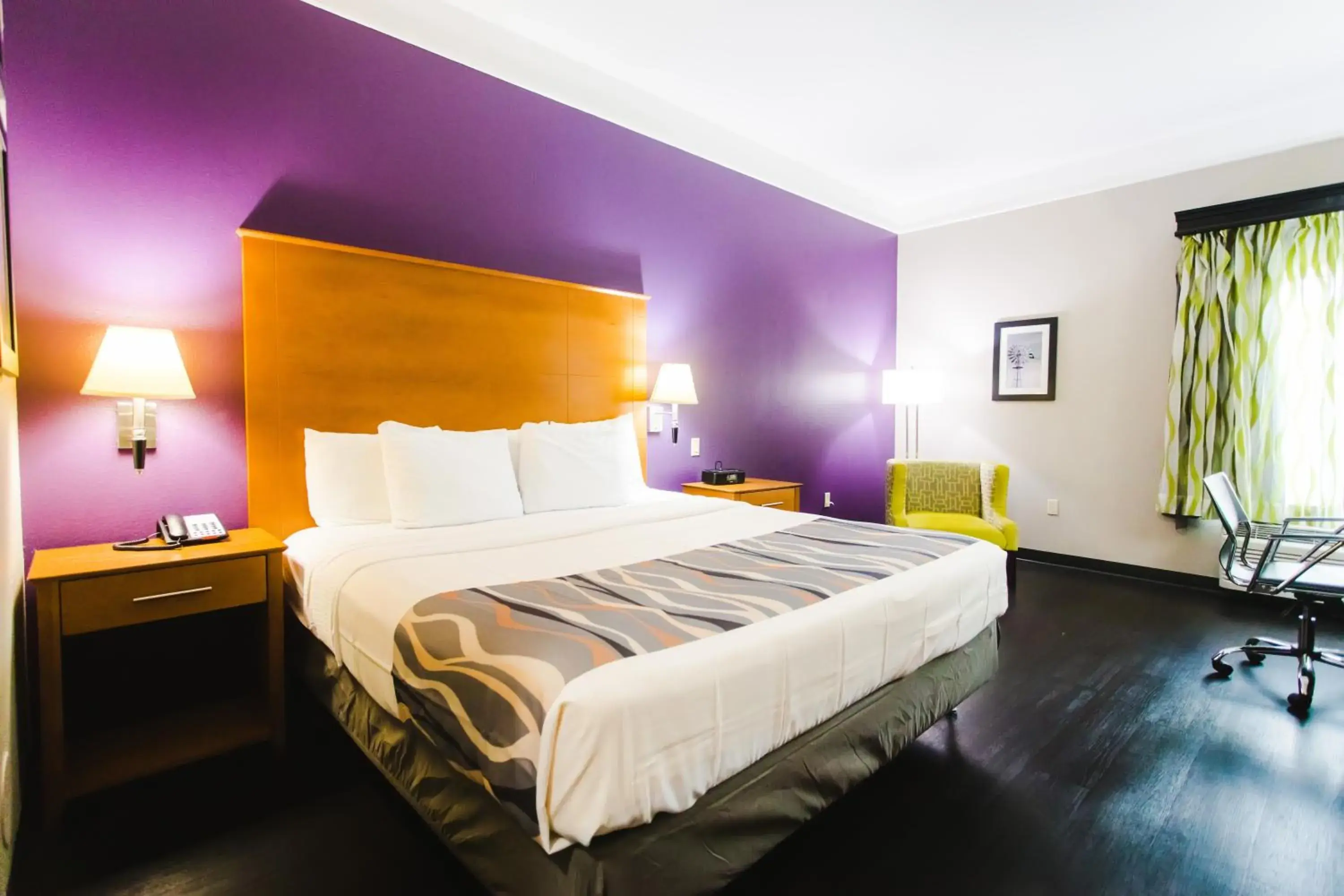 Bedroom, Bed in Palacio Royale Inn Signature Katy