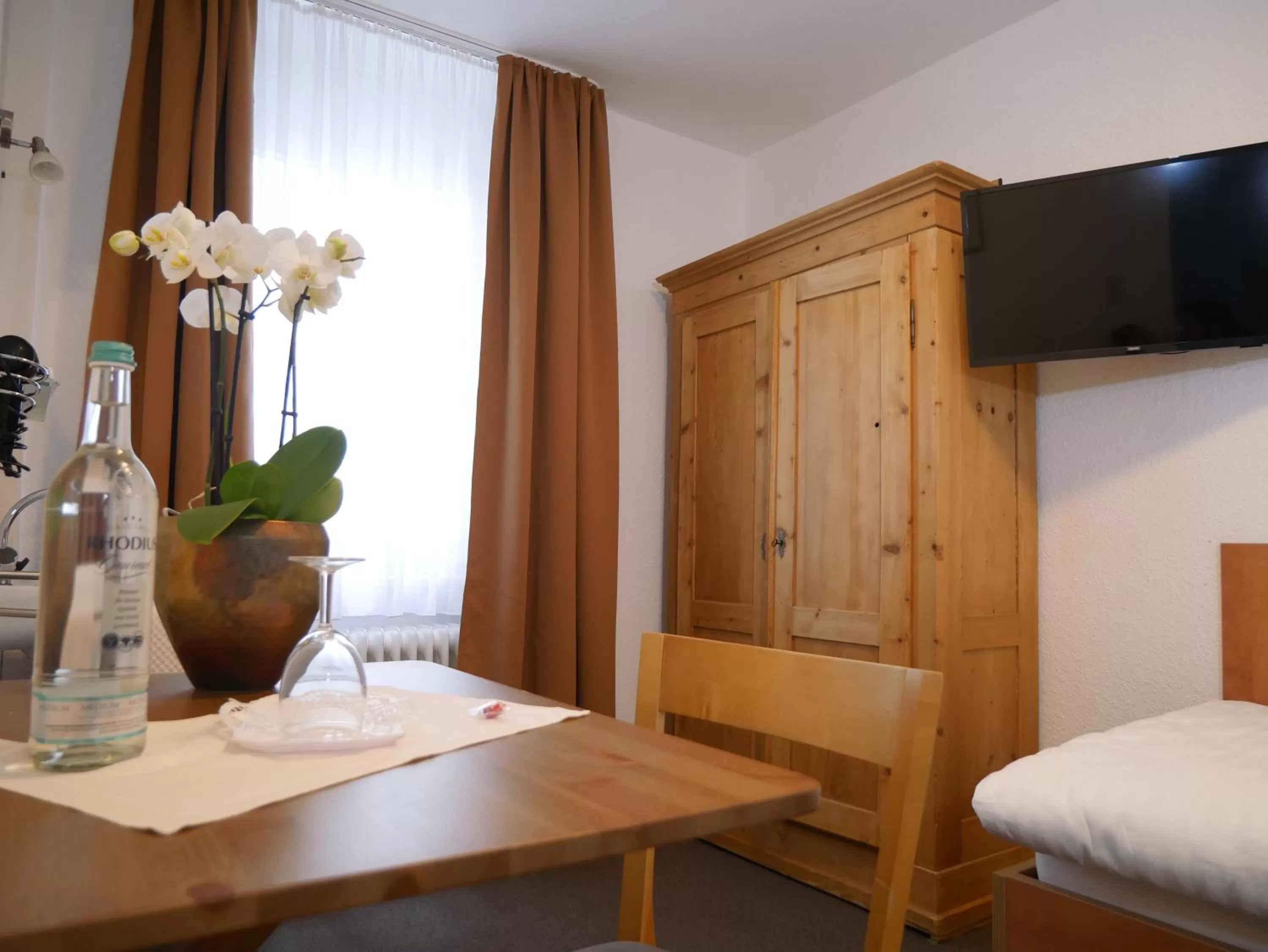 Photo of the whole room, TV/Entertainment Center in Pension Helma