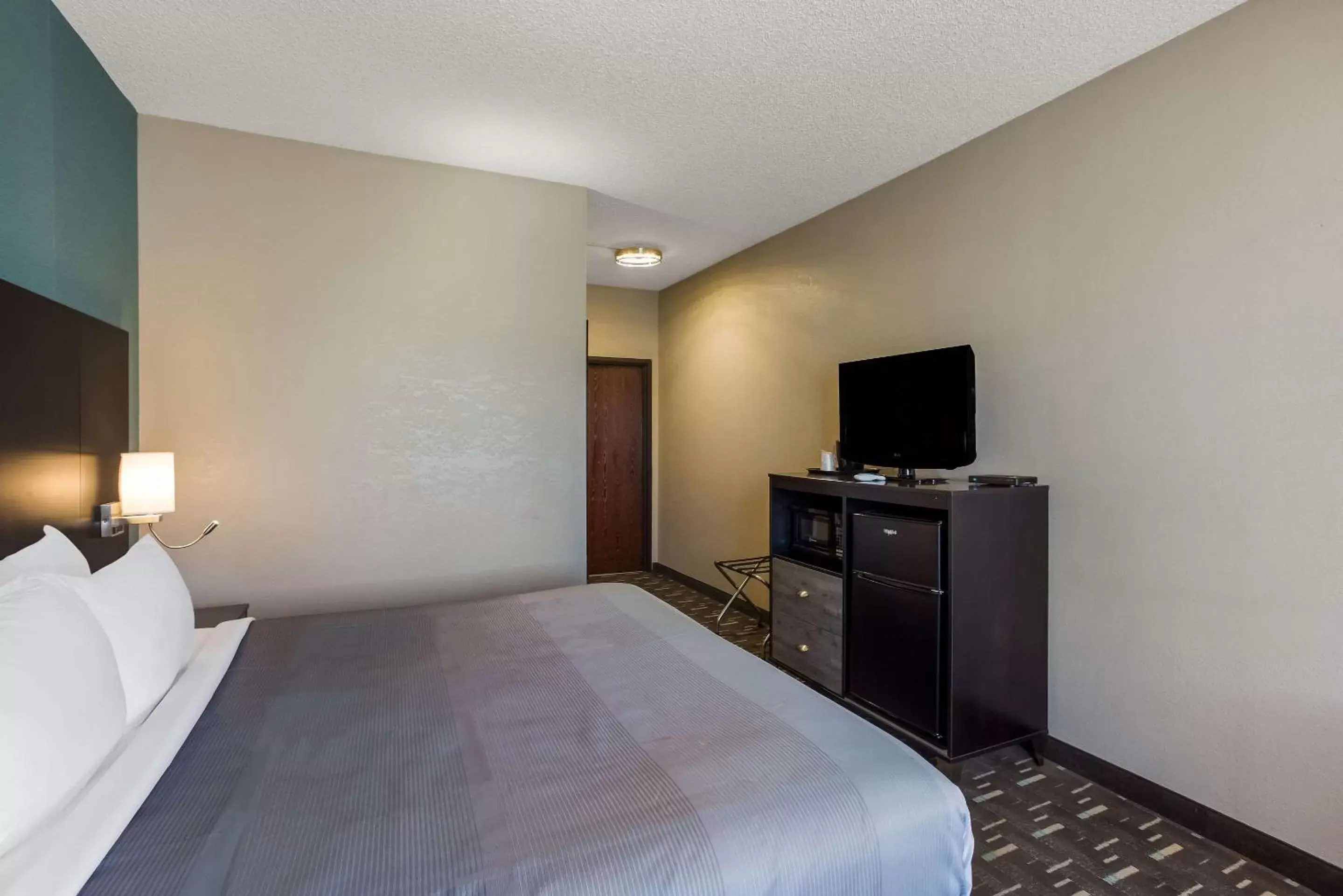 Bedroom, Bed in Quality Inn Galesburg near US Highway 34 and I-74