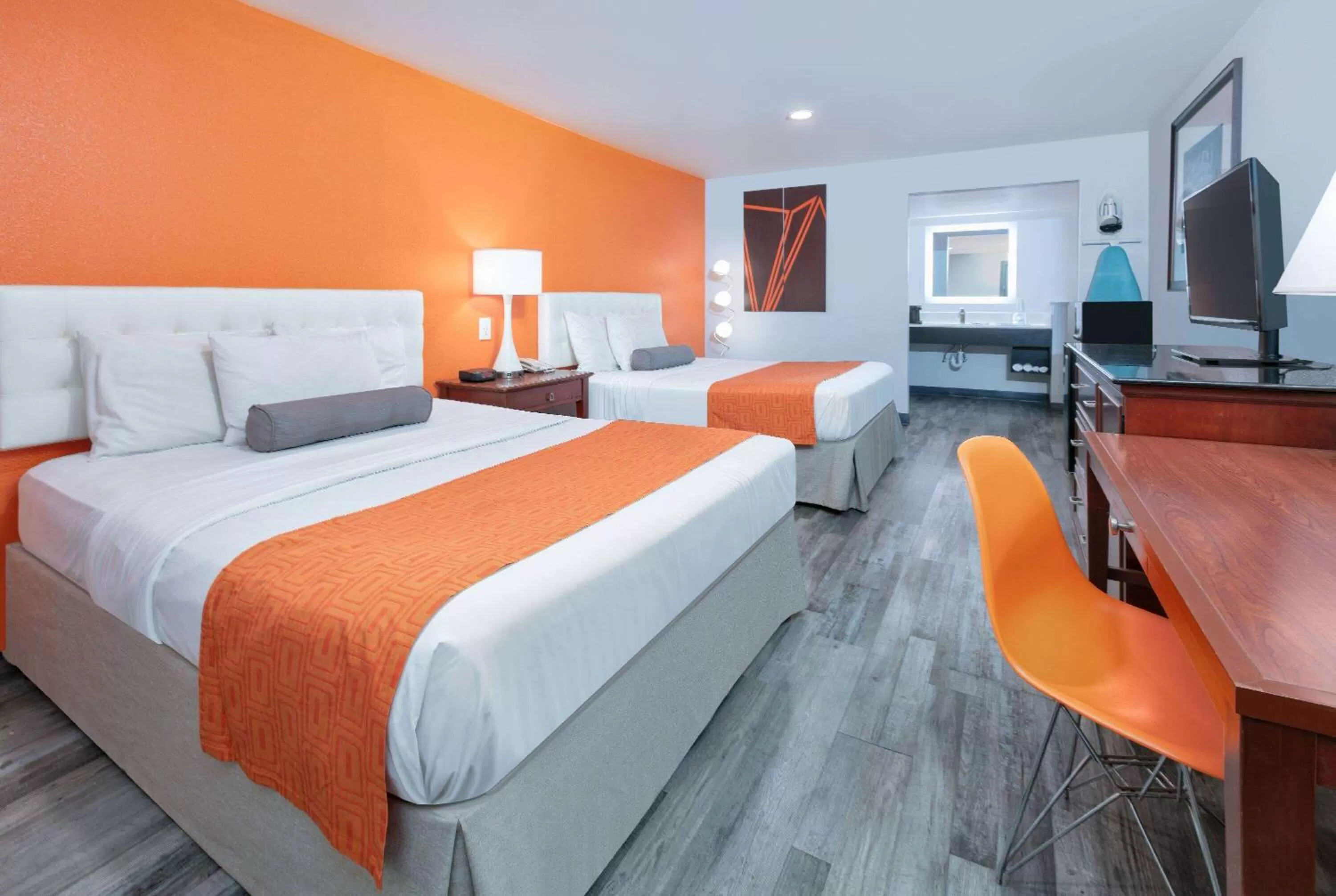 Photo of the whole room, Bed in Howard Johnson by Wyndham San Marcos