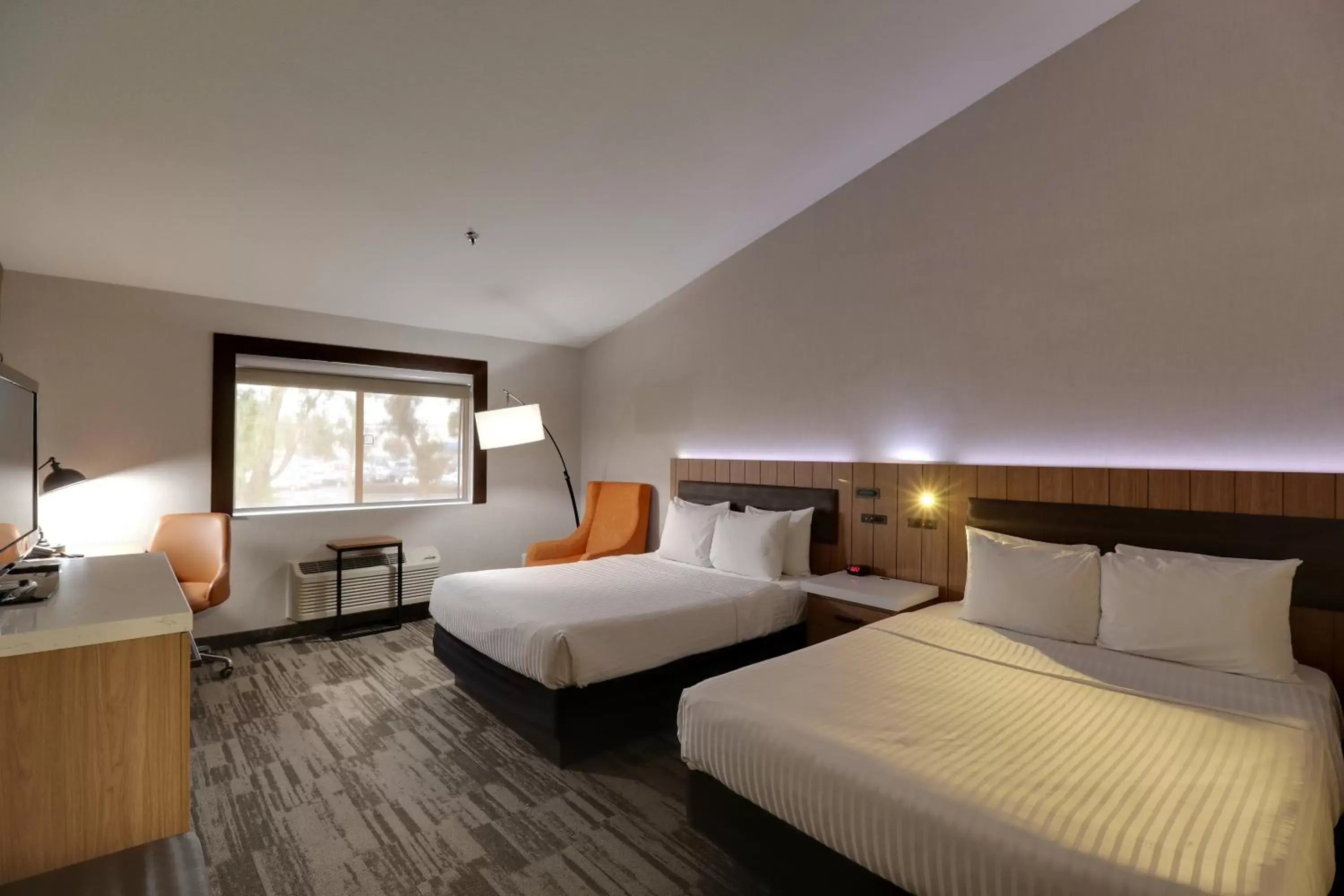 Photo of the whole room, Bed in Modesto Hotel - Gateway to Yosemite