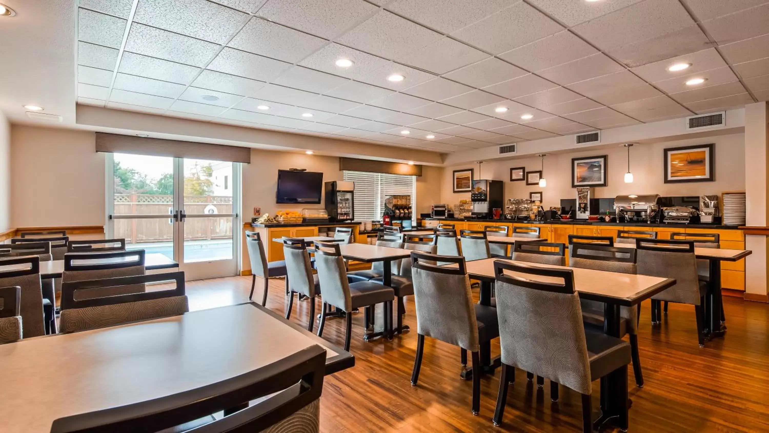 Continental breakfast, Restaurant/Places to Eat in Best Western Plus Edmonds Harbor Inn