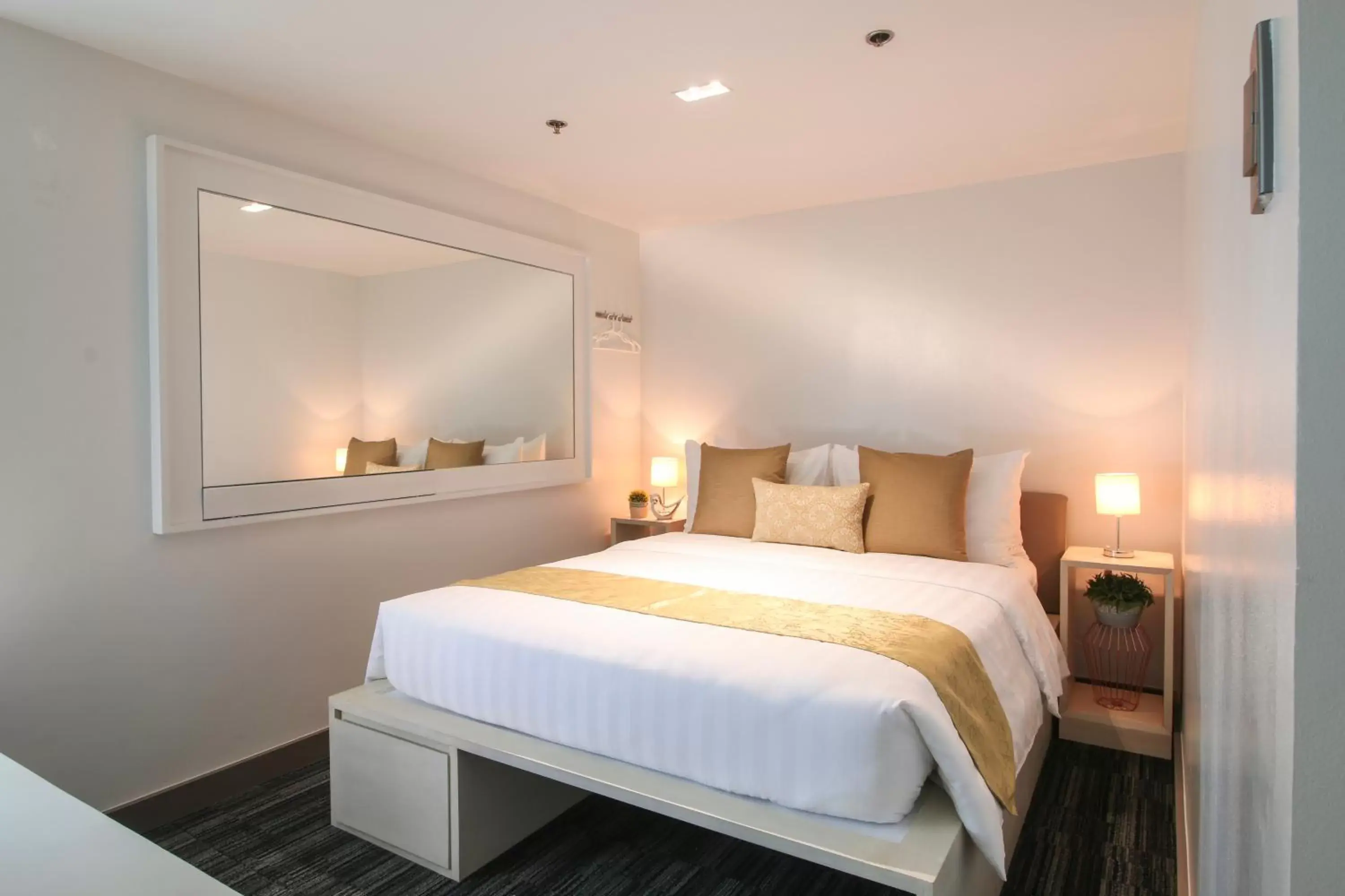 Bed in The Mini Suites - Eton Tower Makati