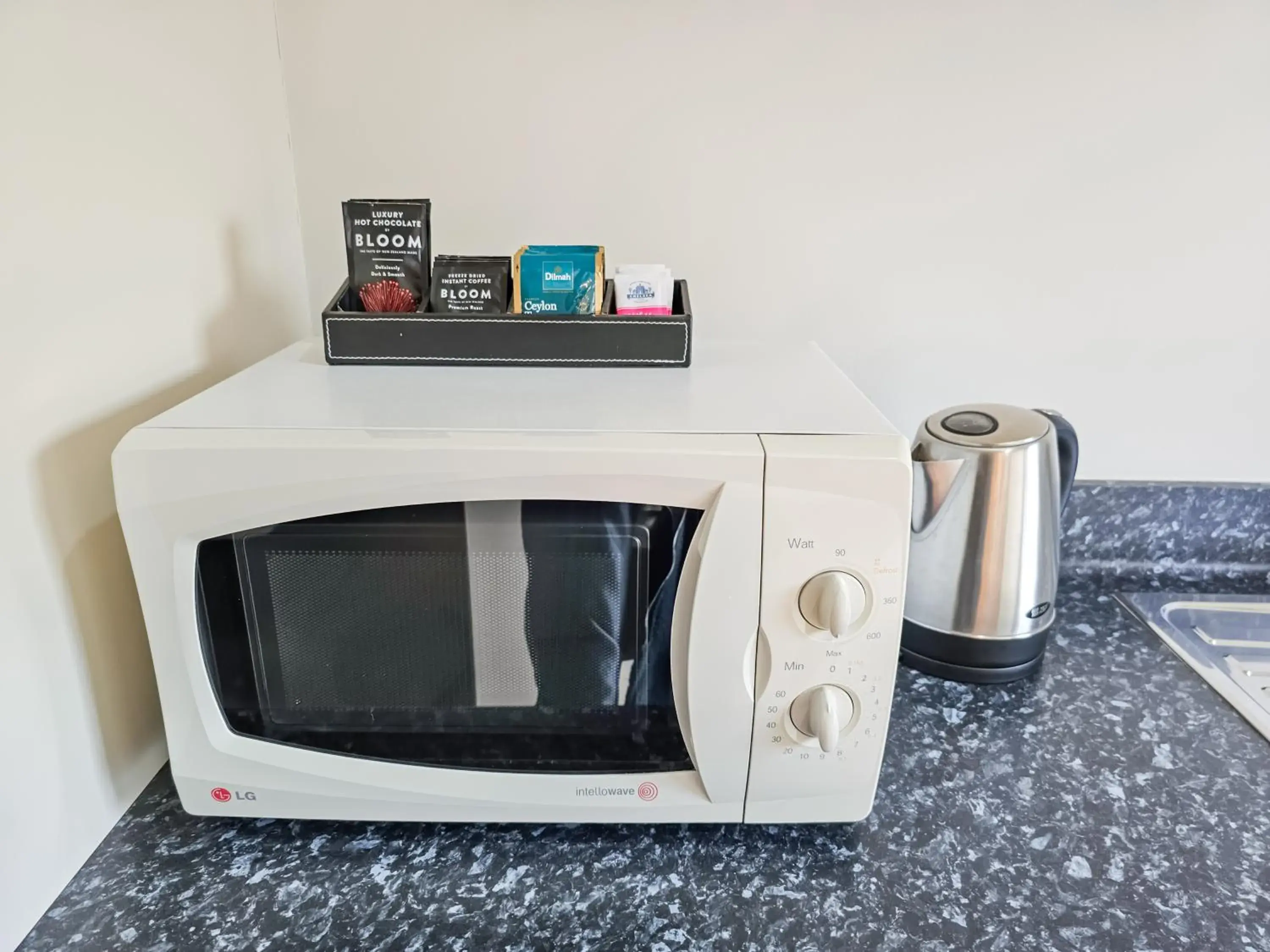 Coffee/tea facilities, Kitchen/Kitchenette in Captain Cook Motor Lodge