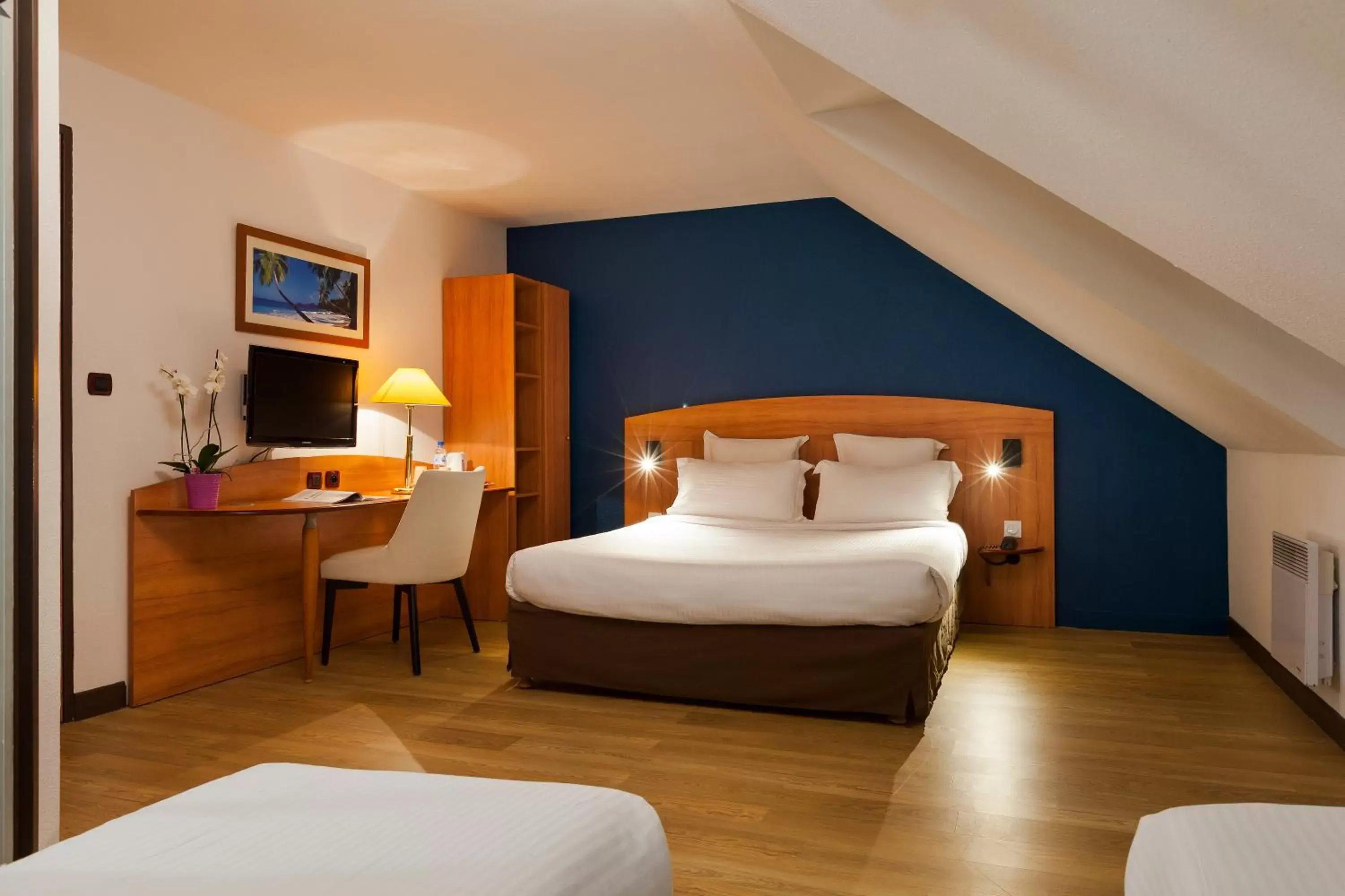 Photo of the whole room, Bed in Comfort Hotel Evreux