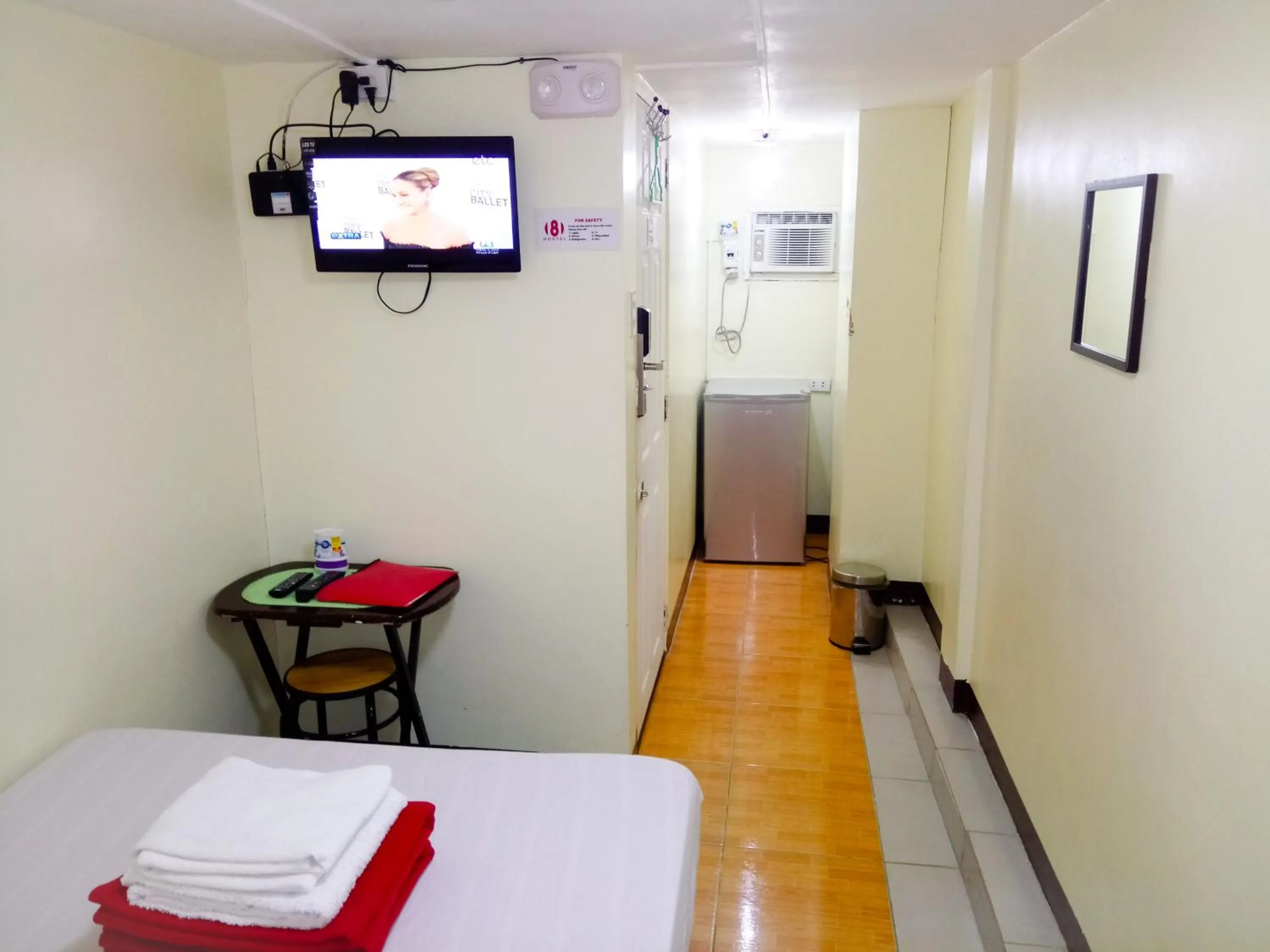 Communal lounge/ TV room, Bed in 8Hostel