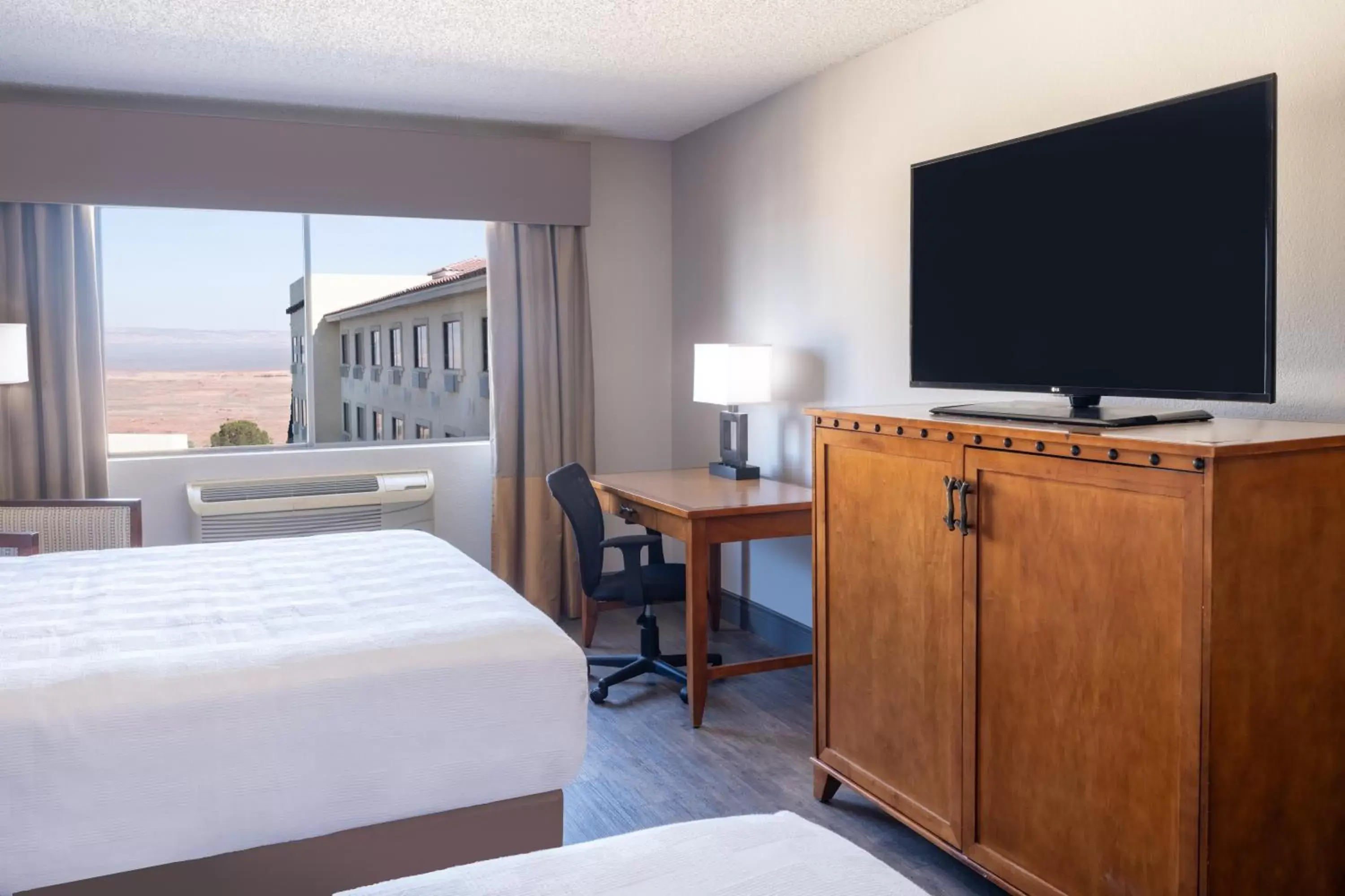 Bedroom, TV/Entertainment Center in Best Western Plus At Lake Powell