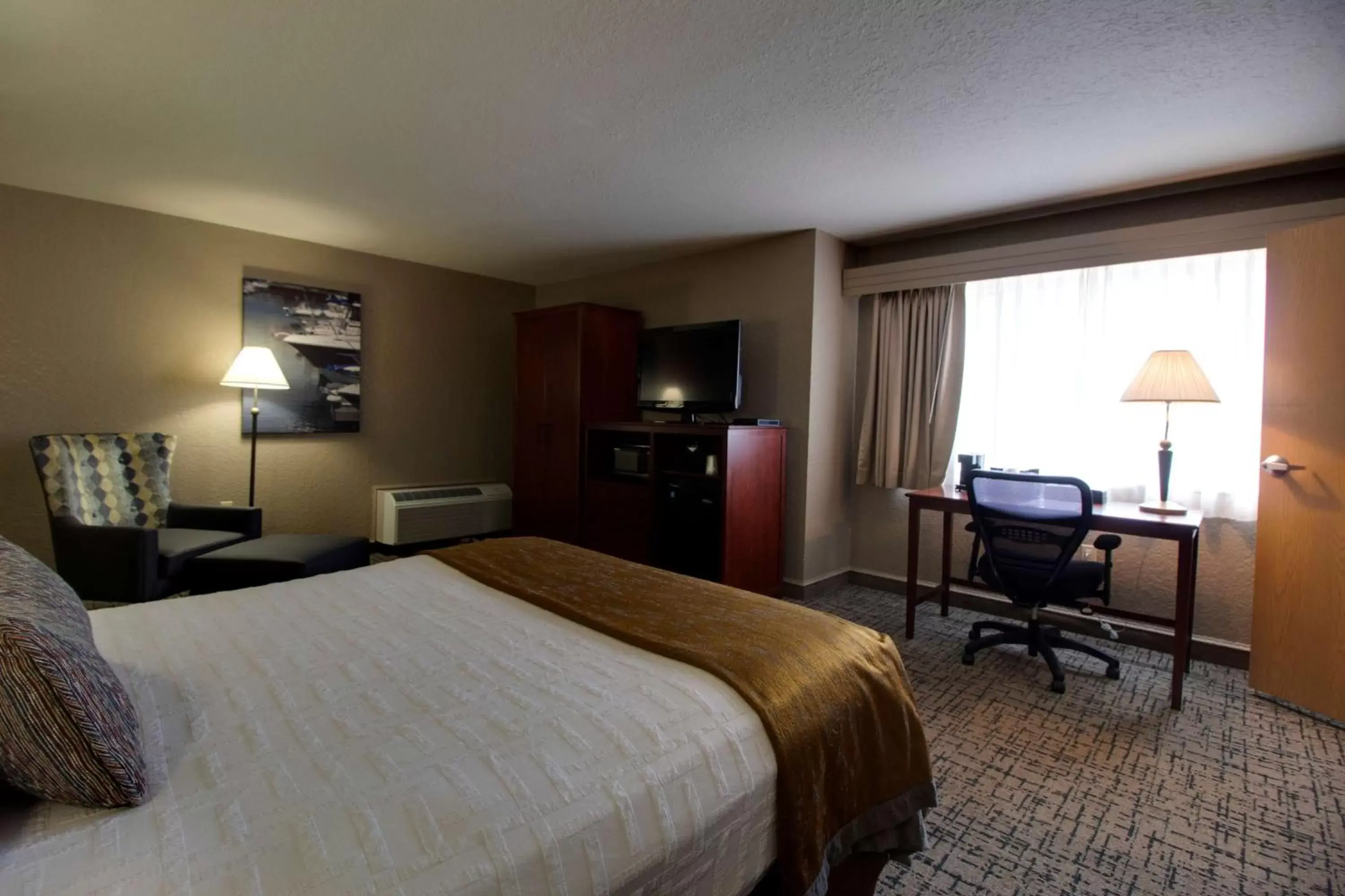 Photo of the whole room, Bed in Best Western Harbour Pointe Lakefront