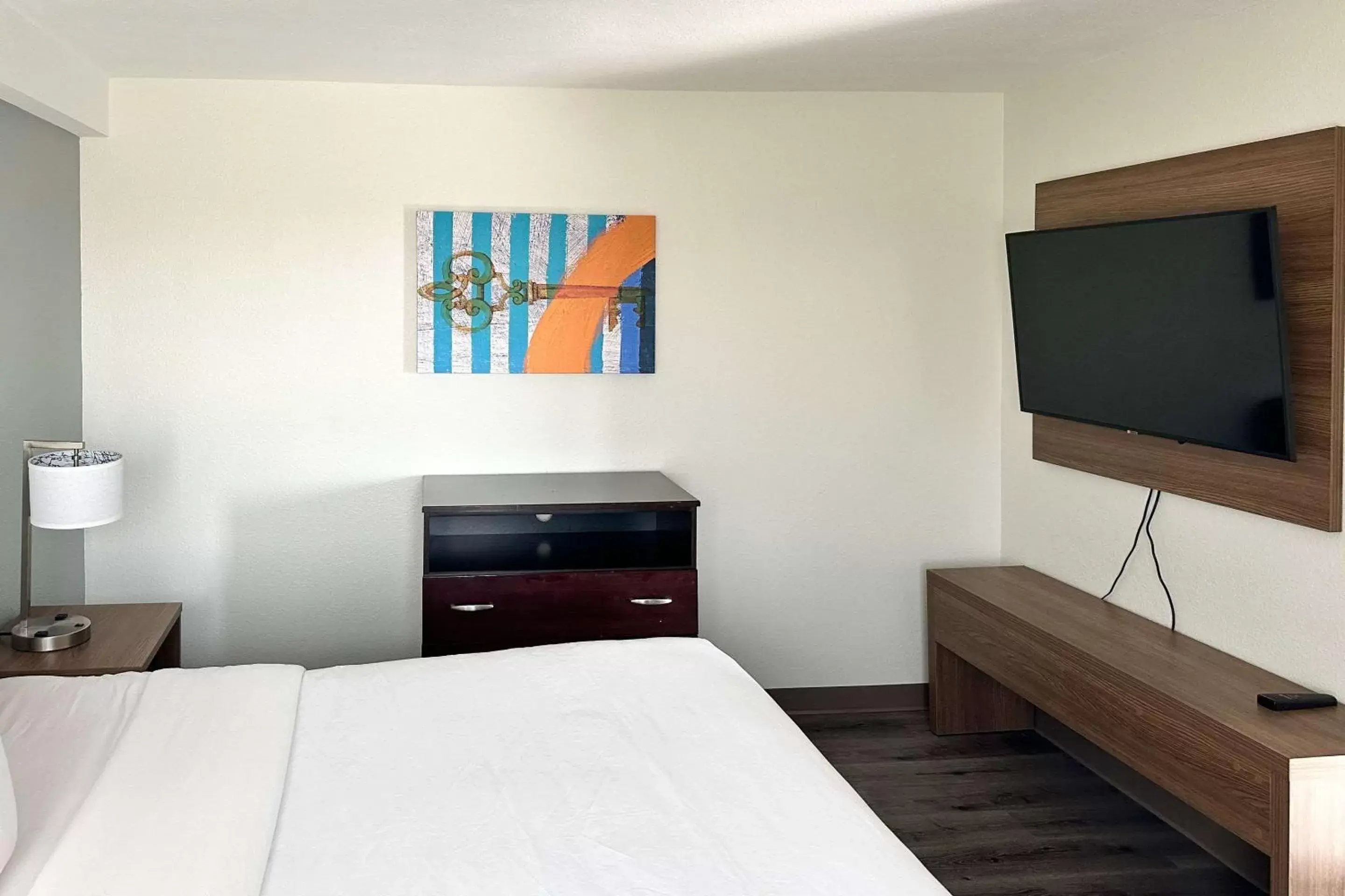 Bedroom, TV/Entertainment Center in MainStay Suites