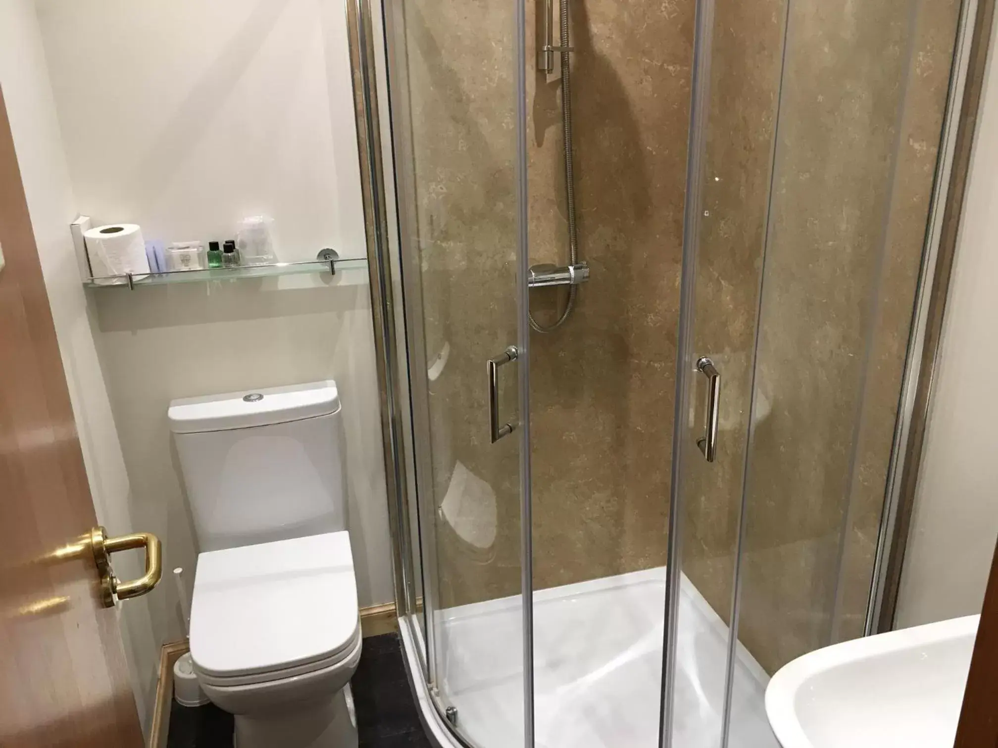Bathroom in Standing Stones Hotel