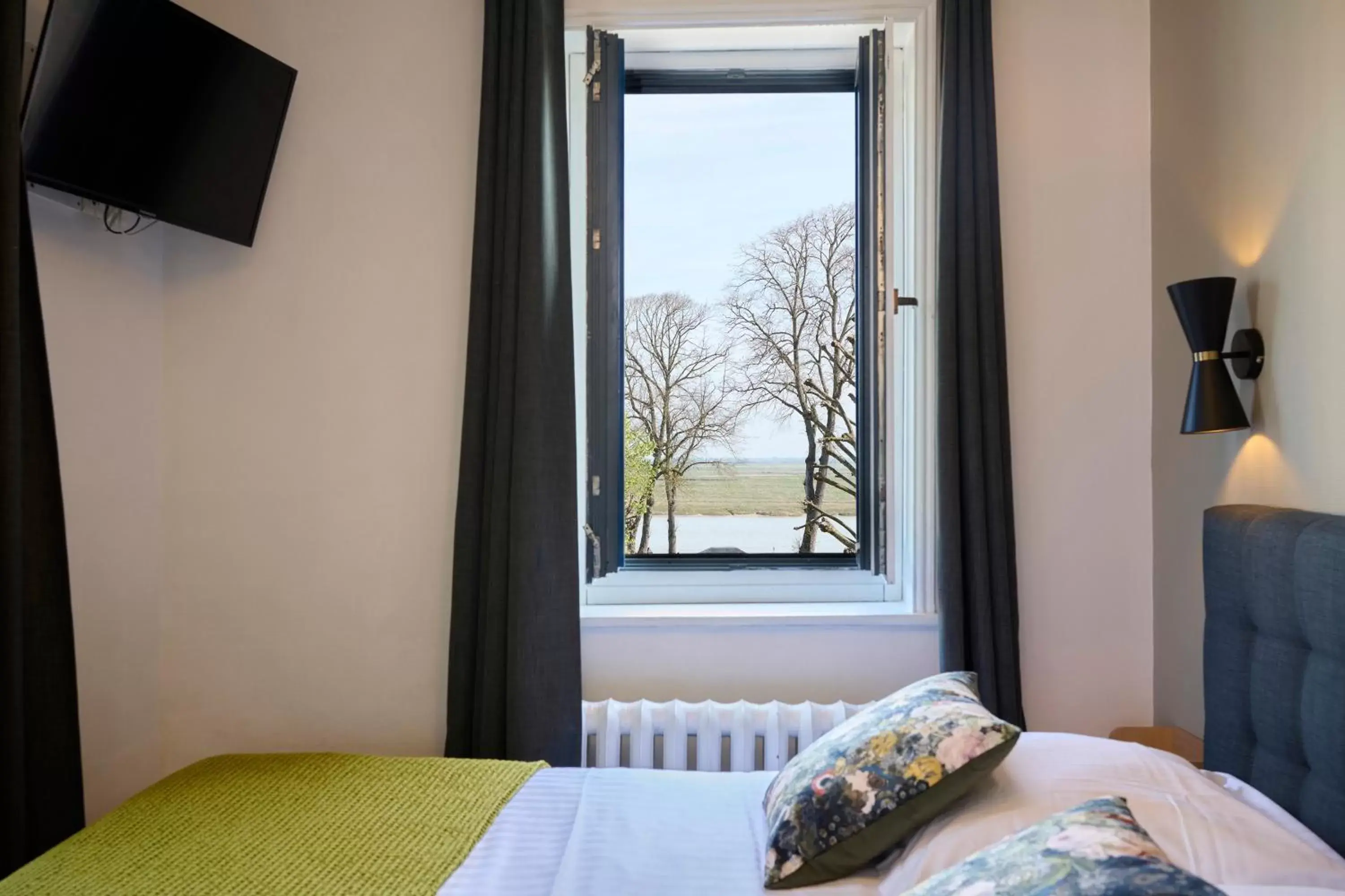 Property building, Bed in The Originals Boutique, Hôtel La Colonne de Bronze, Saint-Valéry-sur-Somme (Inter-Hotel)