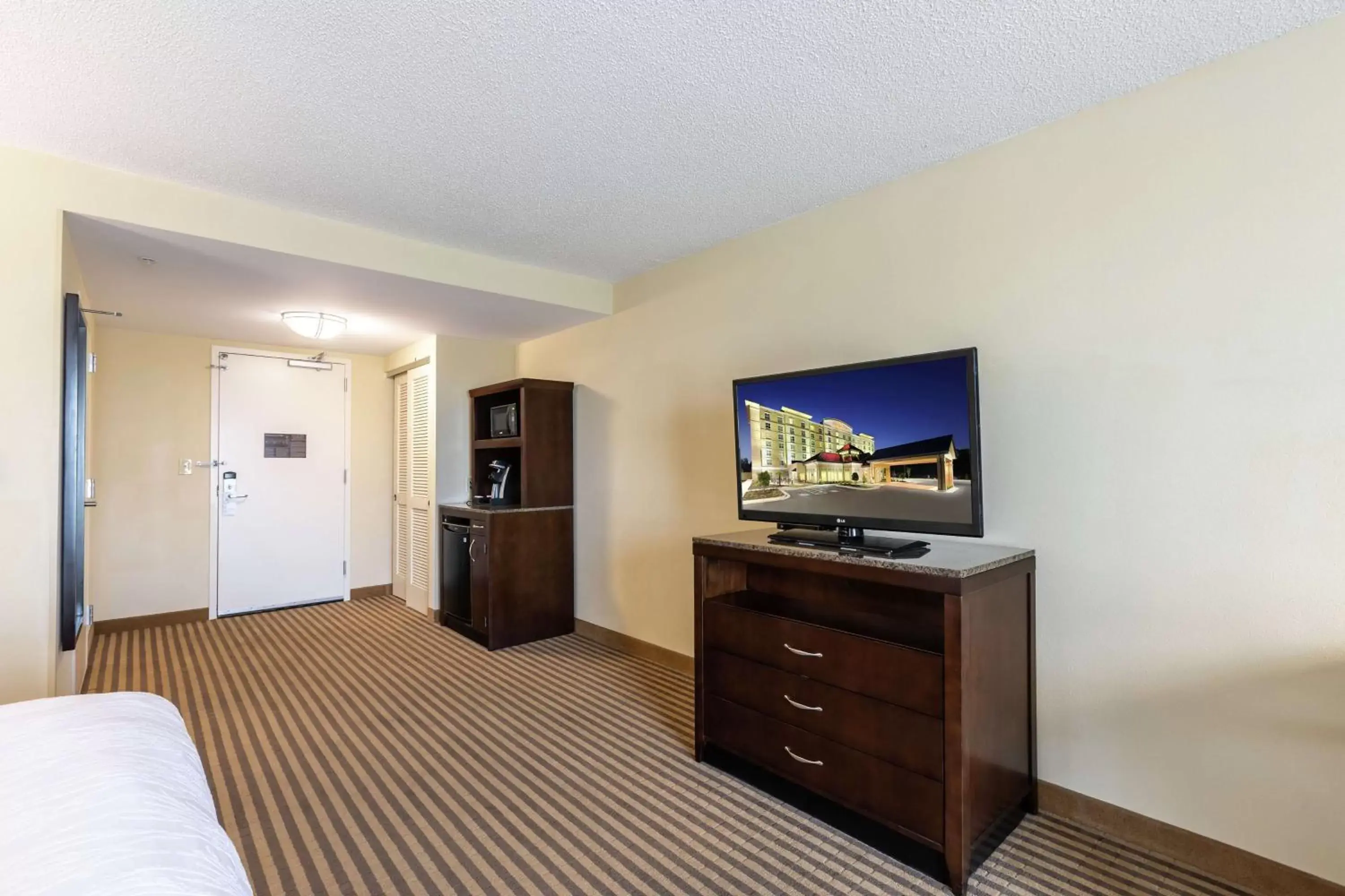 Bedroom, TV/Entertainment Center in Hilton Garden Inn Atlanta Airport North