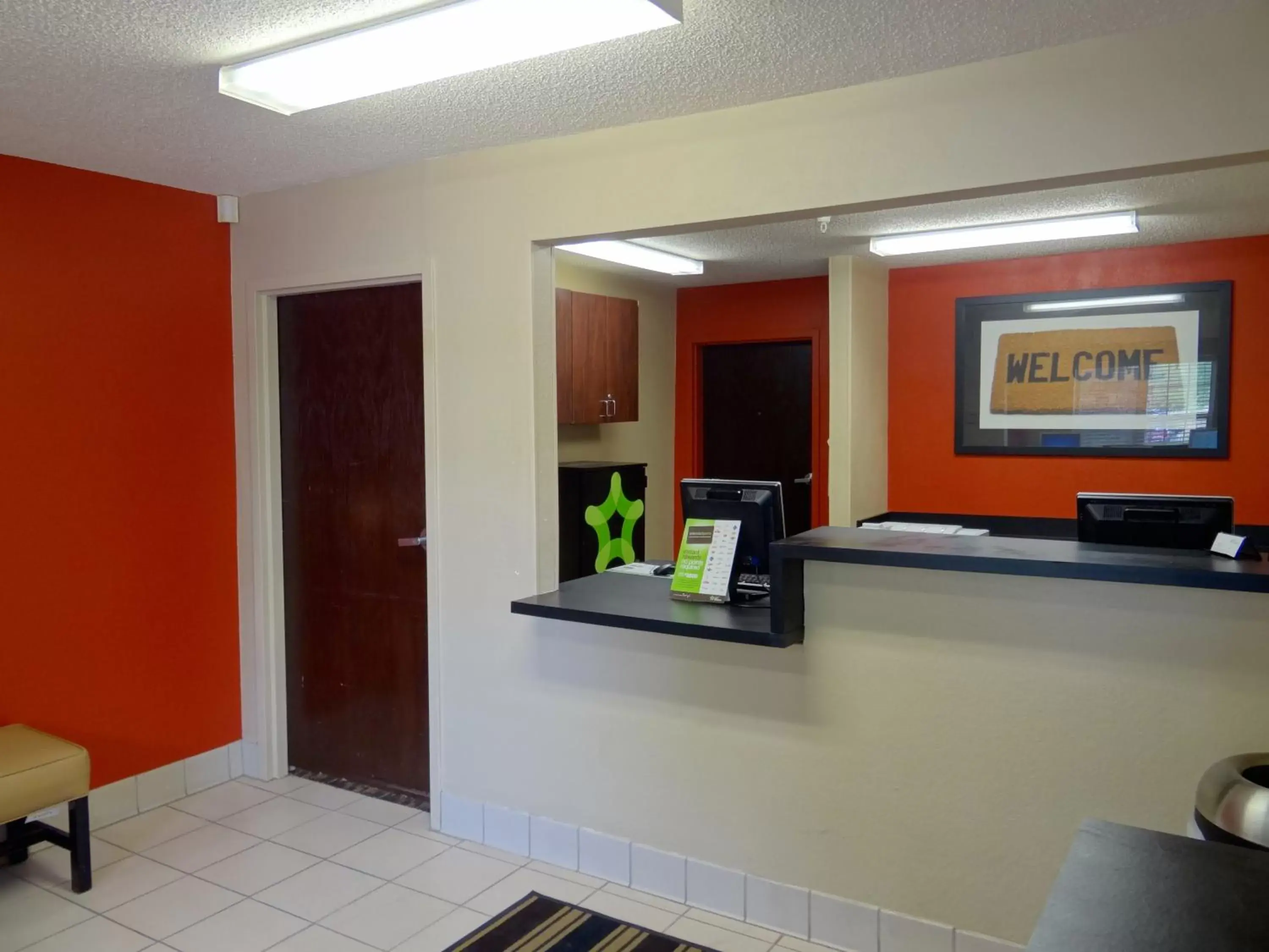 Lobby or reception, TV/Entertainment Center in Extended Stay America Select Suites - Raleigh - RDU Airport