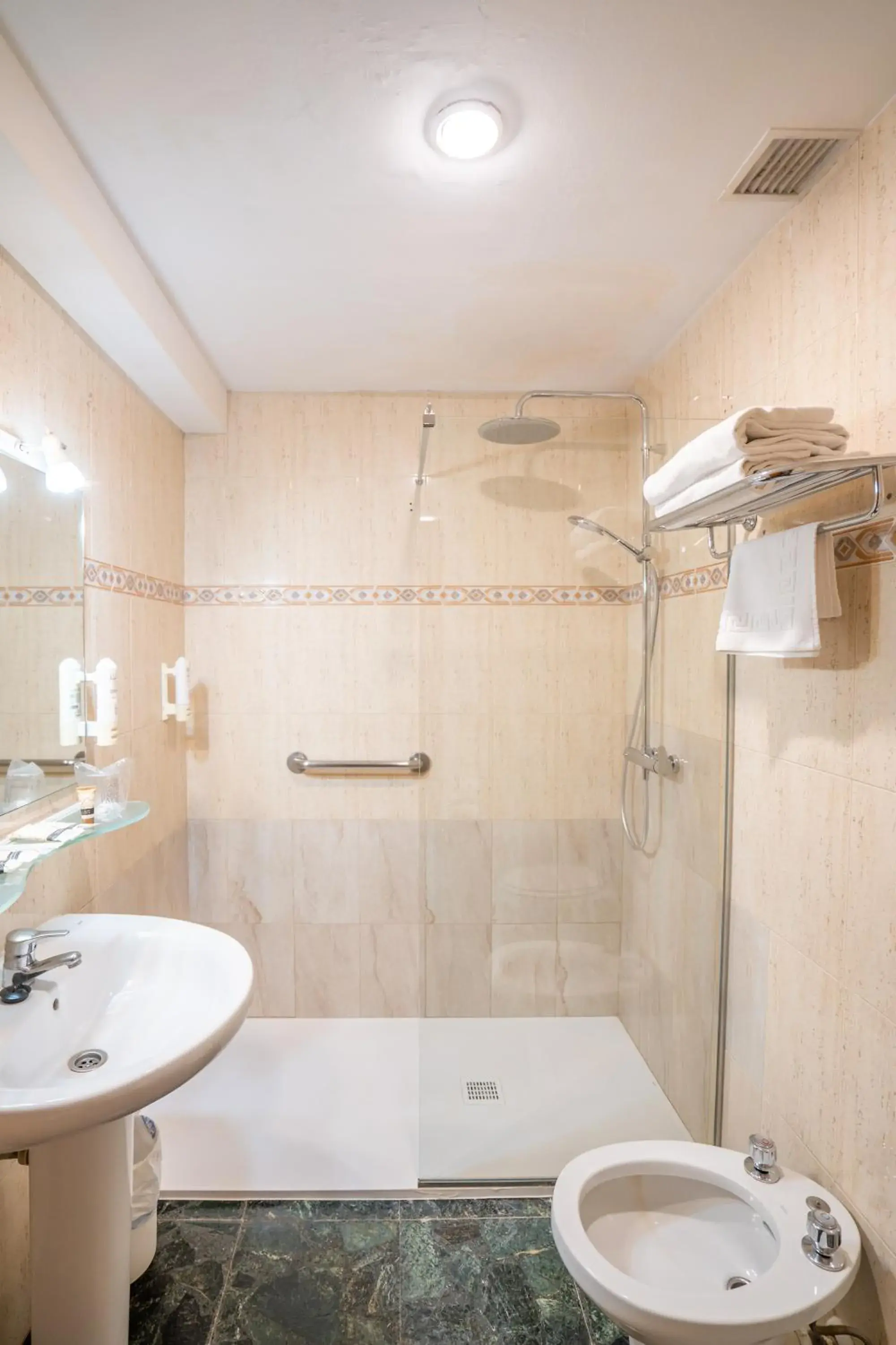 Shower, Bathroom in Tudanca Miranda