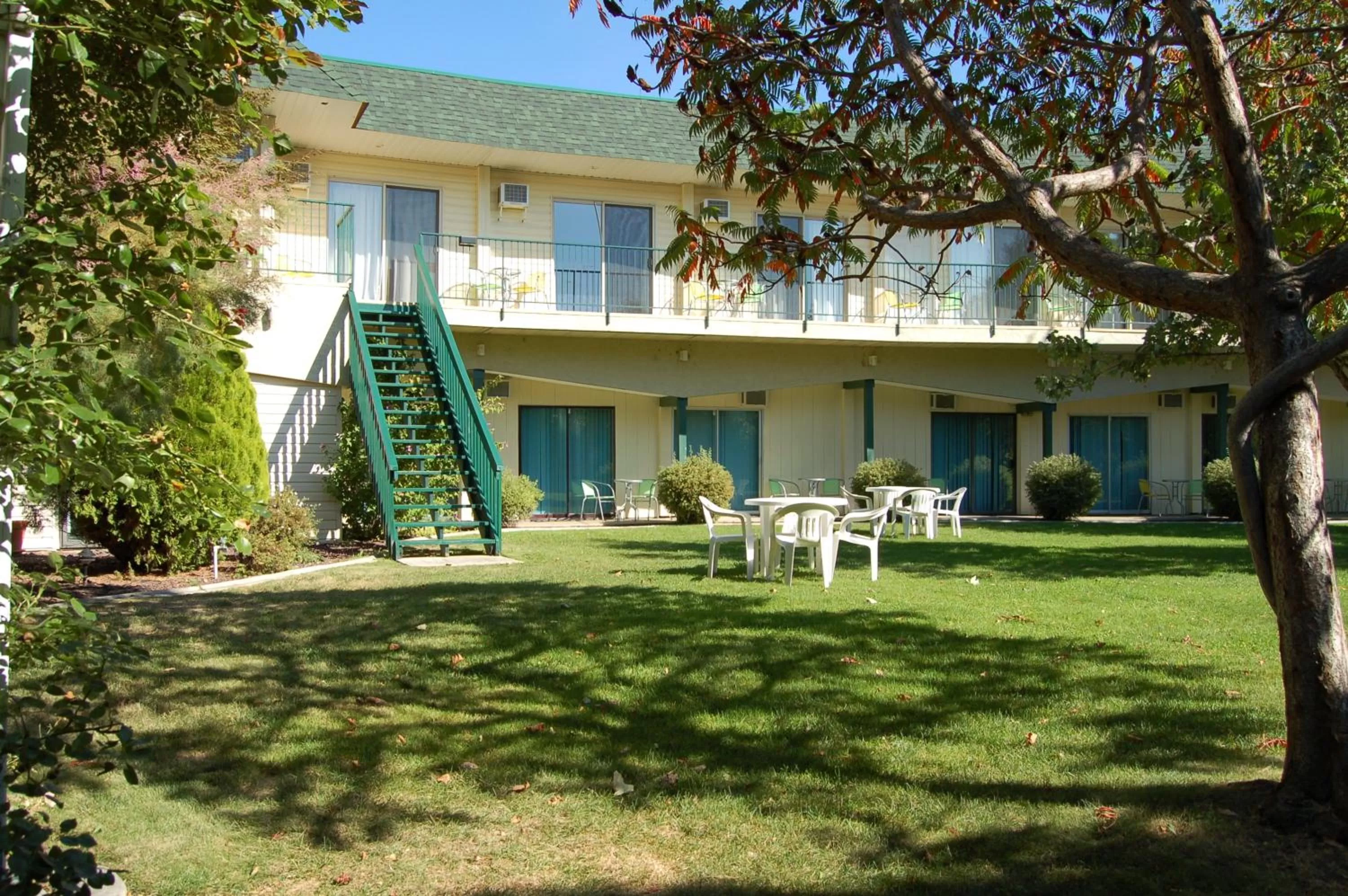 Garden in Summerland Motel