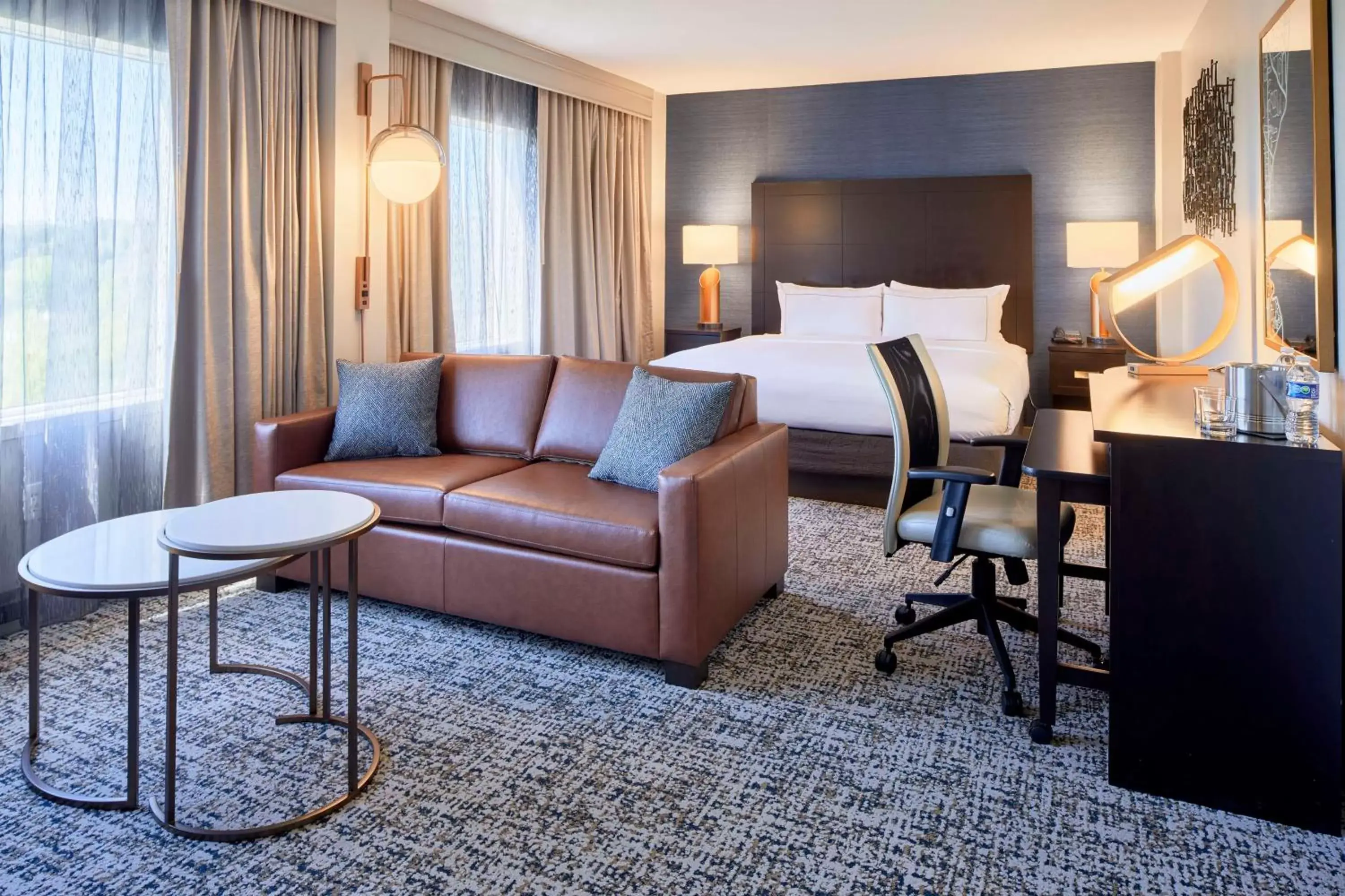 Living room, Seating Area in DoubleTree by Hilton Atlanta/Roswell - Alpharetta Area