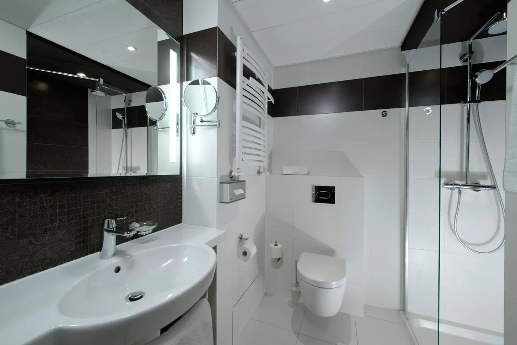 Bathroom in Mercure Bydgoszcz Sepia