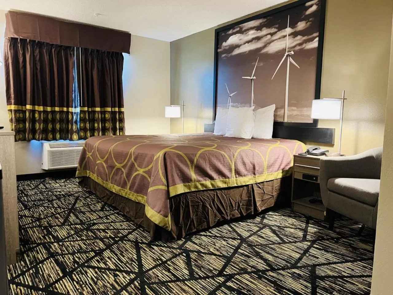 Bed in Super 8 by Wyndham Pratt