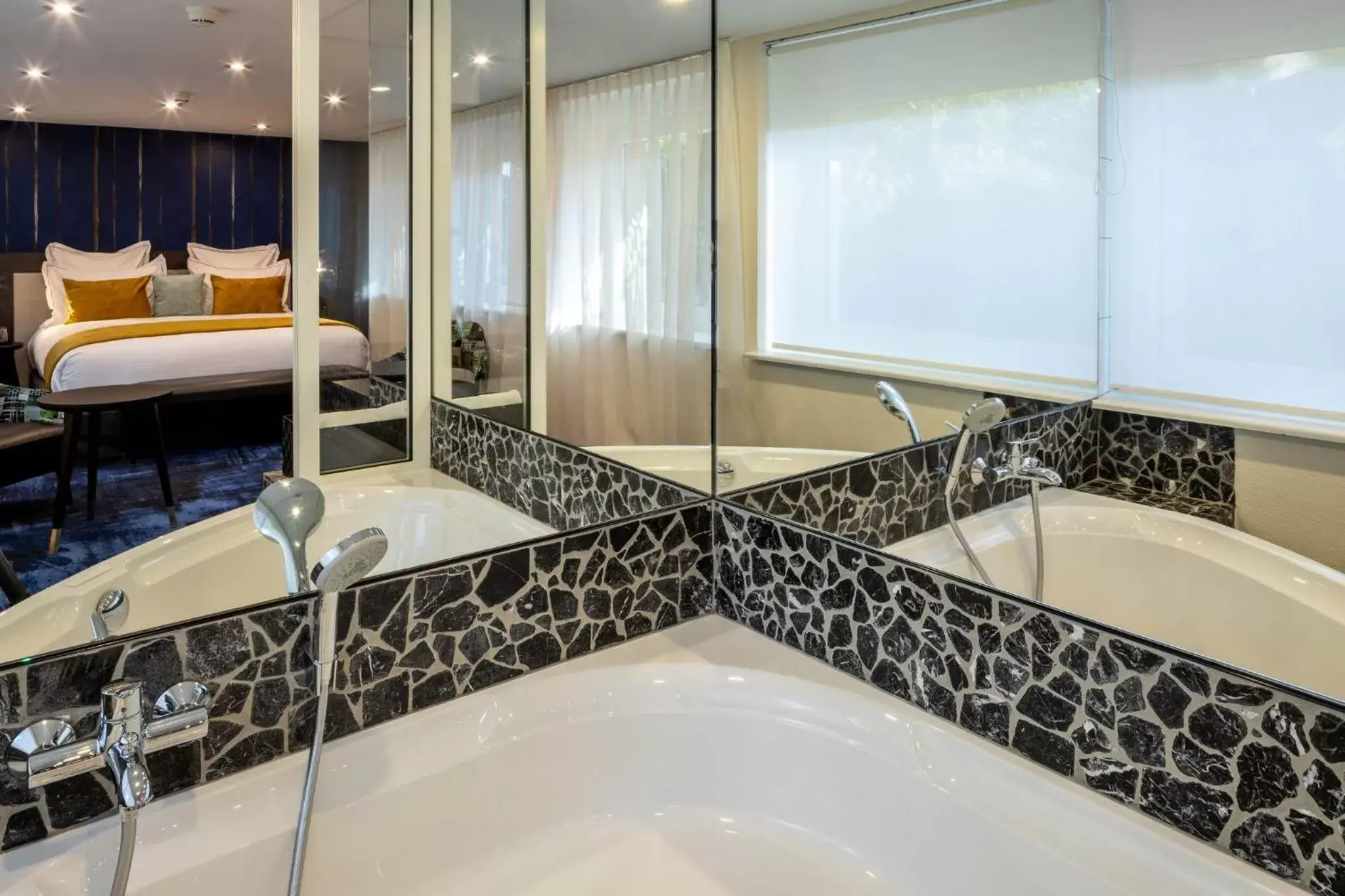 Bedroom, Bathroom in Garrigae Villa La Florangerie - Hôtel - Piscine & SPA inclus
