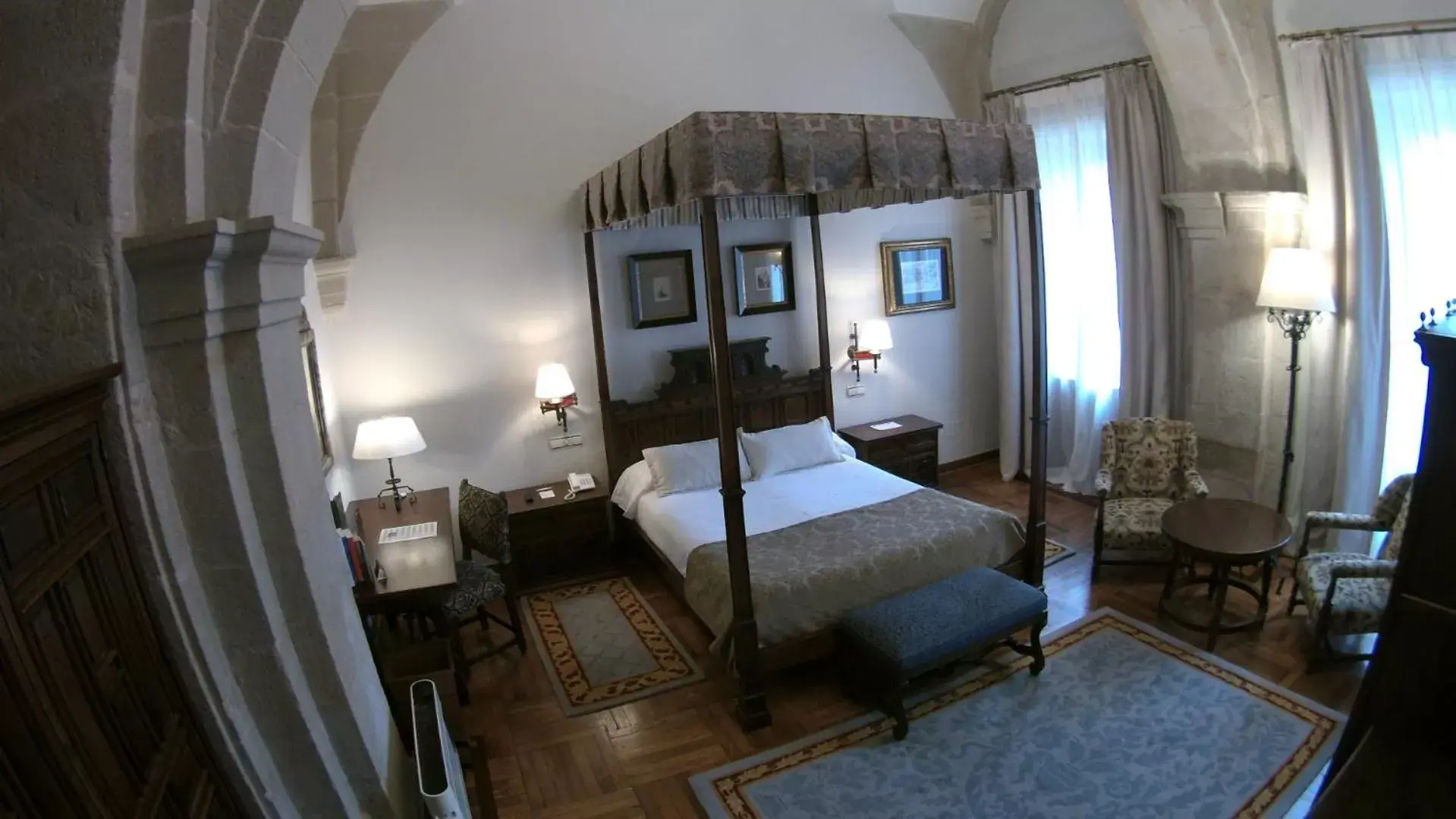 Photo of the whole room, Bed in Parador de Santiago - Hostal Reis Catolicos