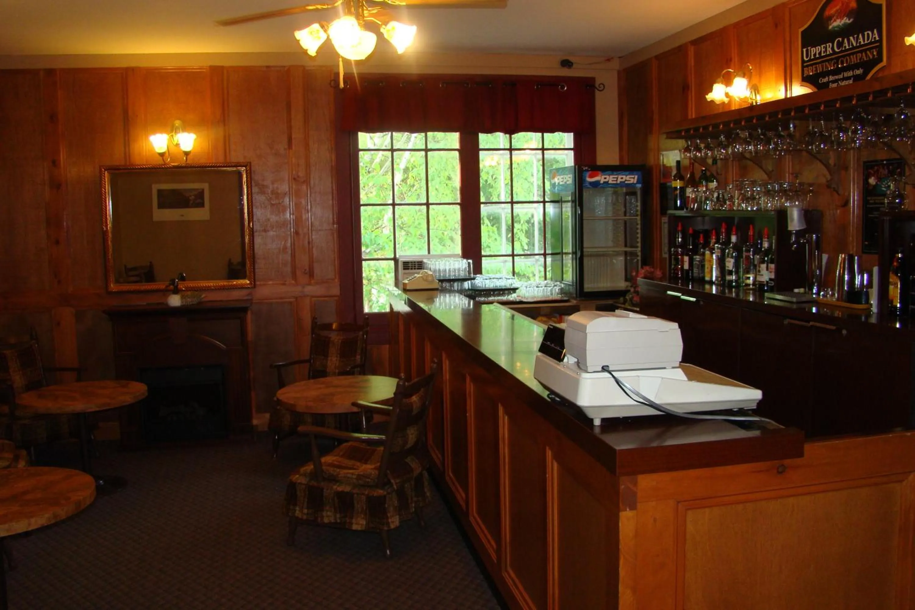 Lounge or bar in Colonial Resort-1000Islands