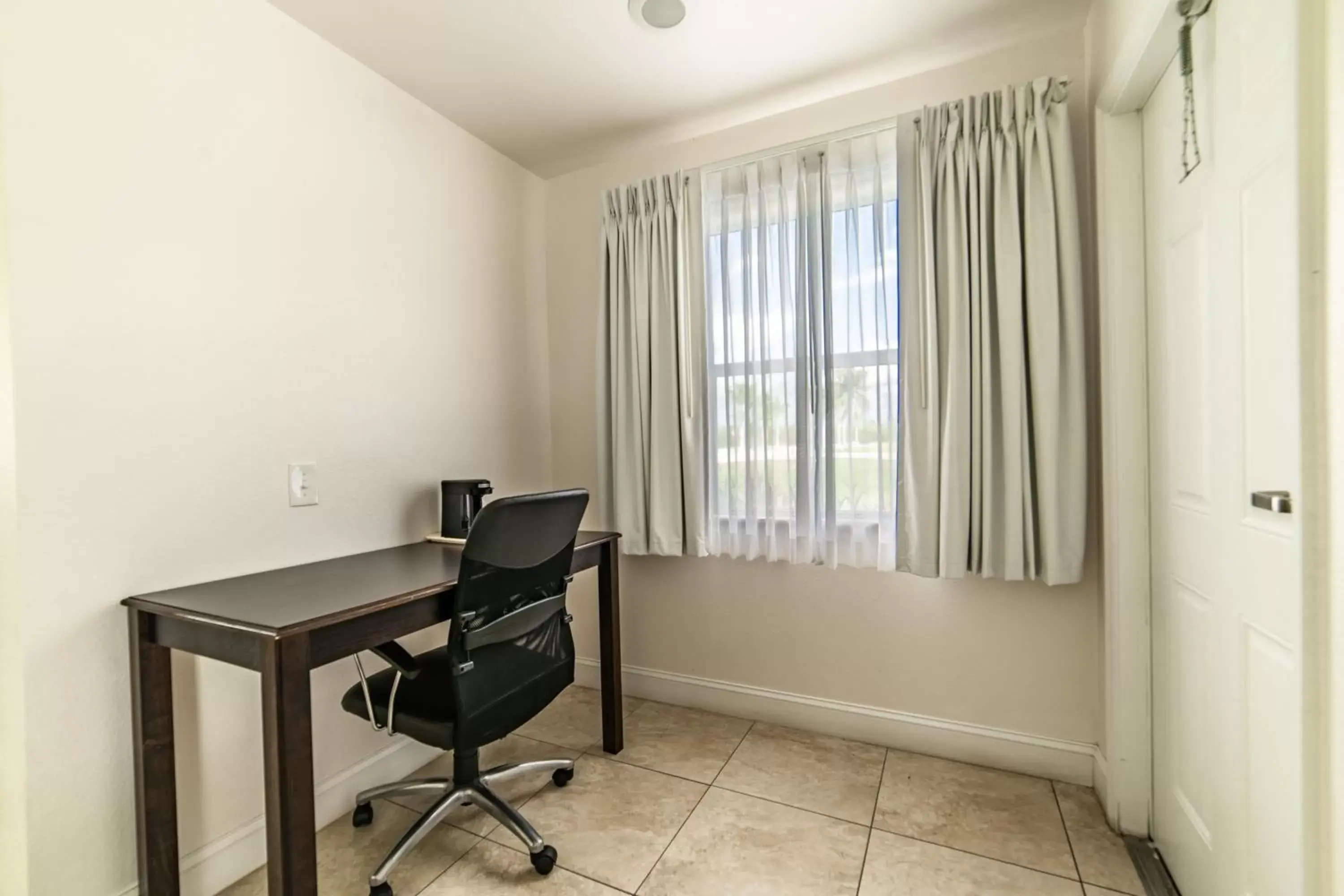 Seating area, TV/Entertainment Center in Everglades City Motel - Everglades Adventures Inn