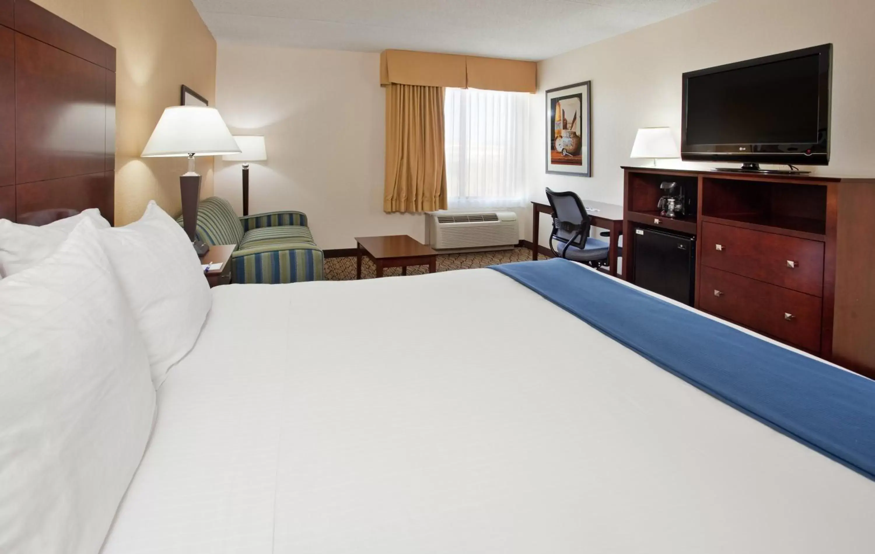 Photo of the whole room, Bed in Holiday Inn Express Scottsdale North, an IHG Hotel
