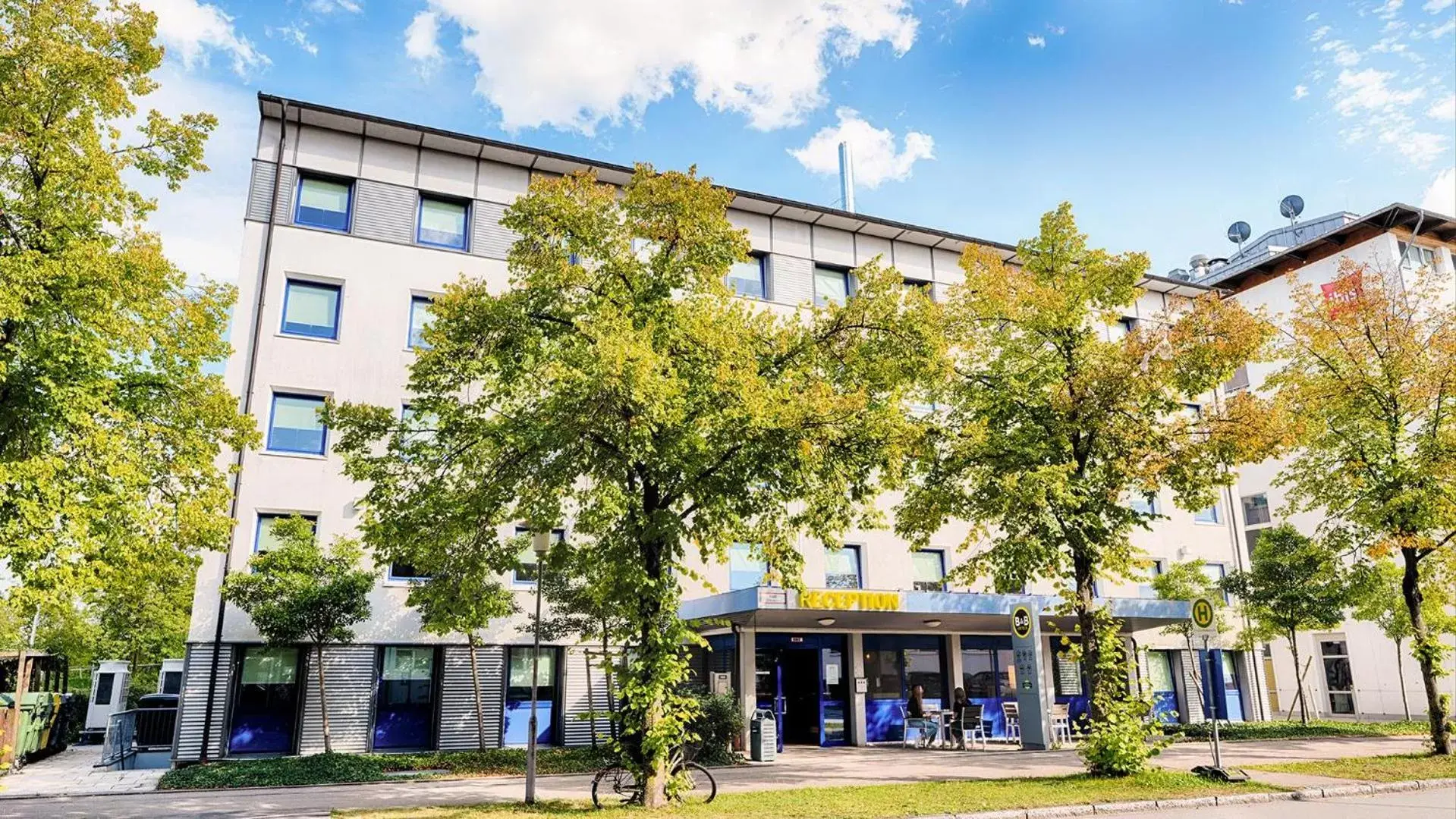 Property Building in B&B Hotel München-Garching