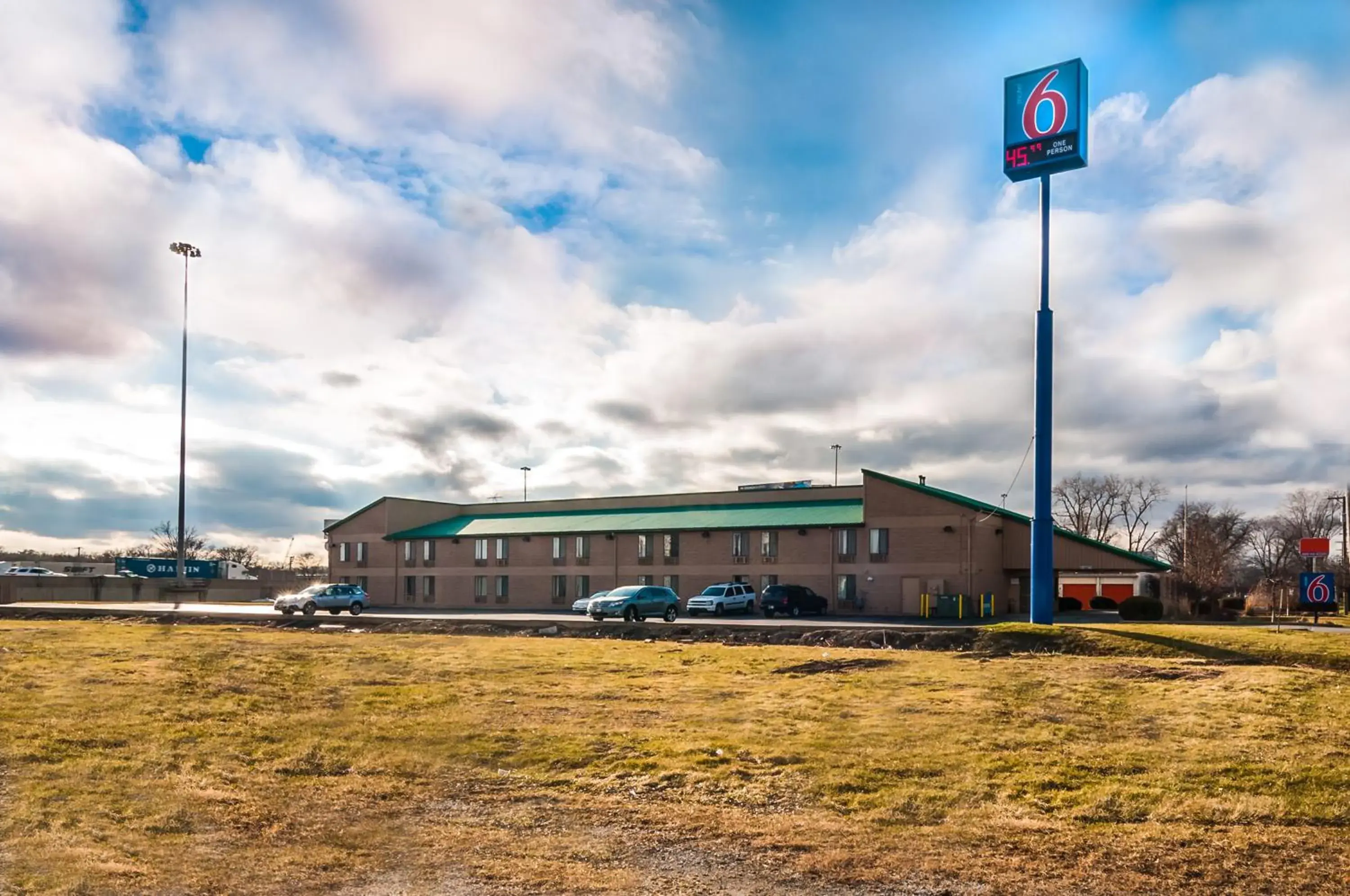 Facade/entrance, Property Building in Motel 6-Lansing, IL - Chicago South